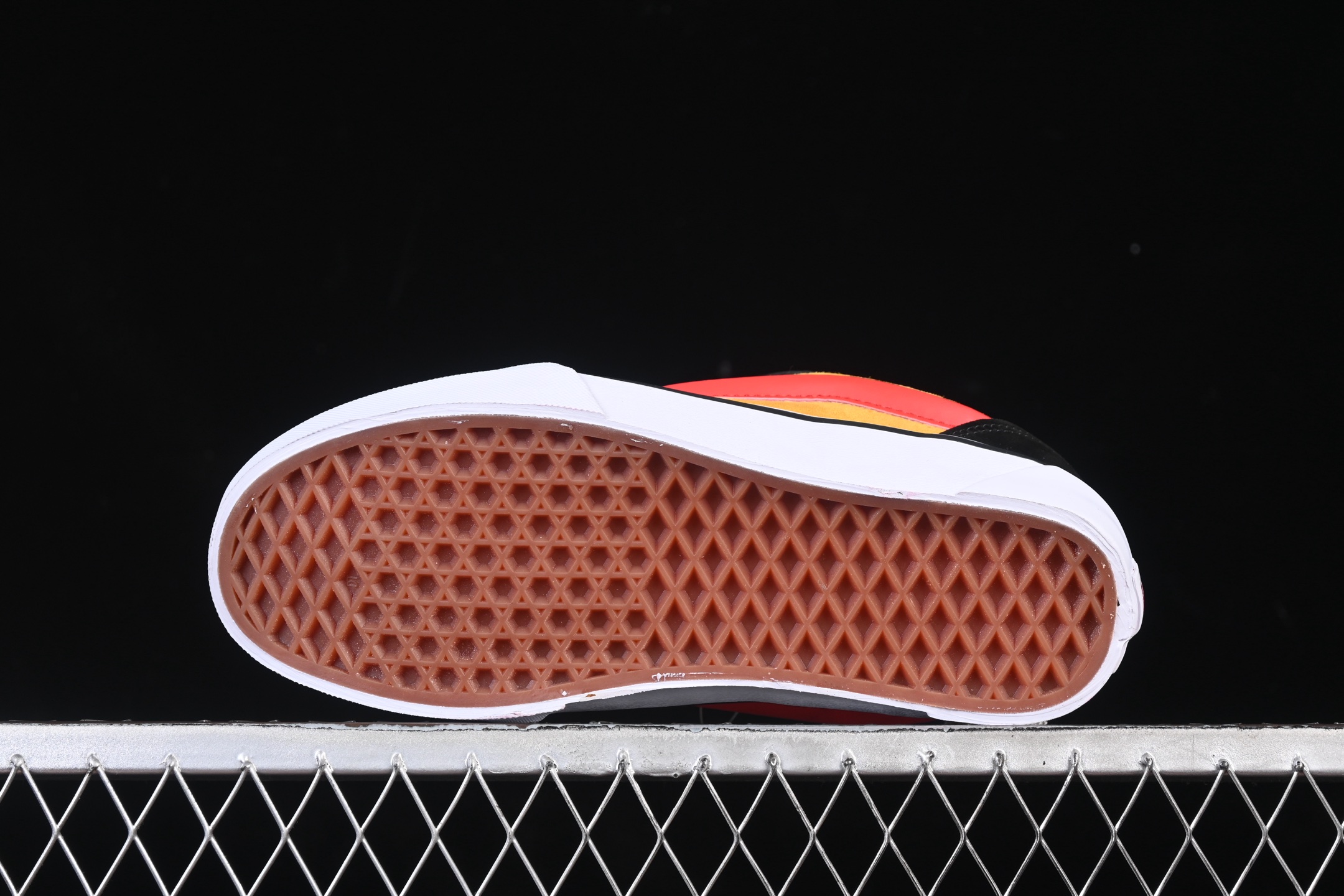 💰140纯原
 Vans Knu Skool 万斯低帮休闲滑板鞋 VN000CS0END
#工艺：硫化1:1（重量1:1、真标、原钢印、材质标、鞋型标、合格证）
尺码：35 36 36.5 37 38 38.5 39 40 40.5 41 42 42.5 43 44 M.C3