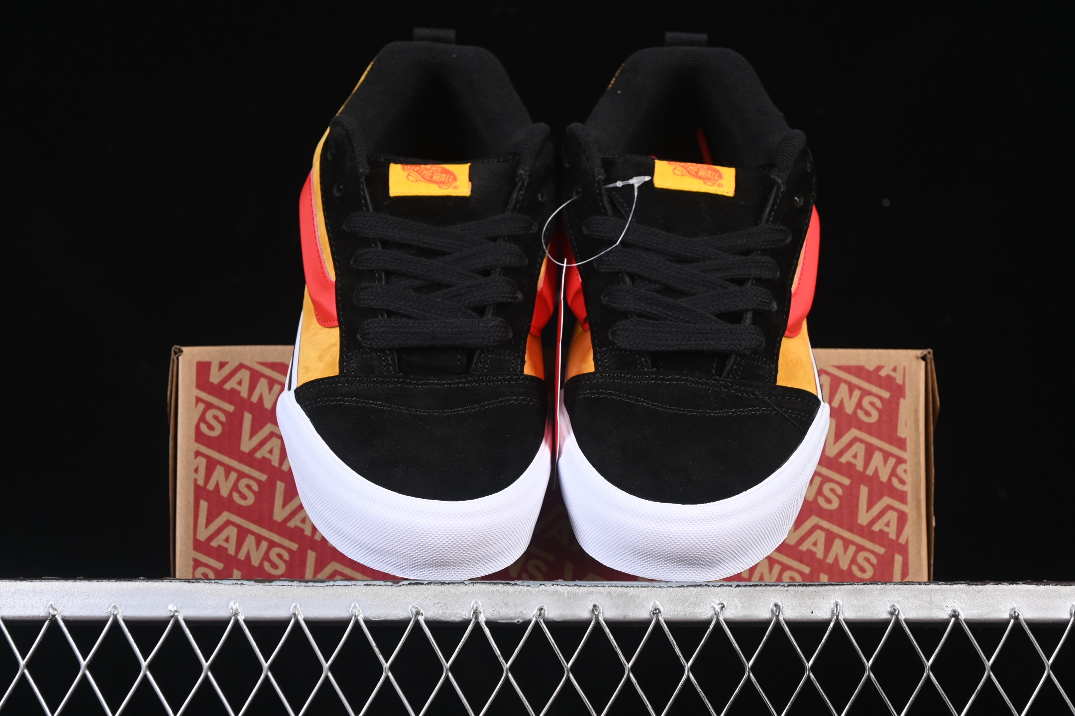 💰140纯原
 Vans Knu Skool 万斯低帮休闲滑板鞋 VN000CS0END
#工艺：硫化1:1（重量1:1、真标、原钢印、材质标、鞋型标、合格证）
尺码：35 36 36.5 37 38 38.5 39 40 40.5 41 42 42.5 43 44 M.C3