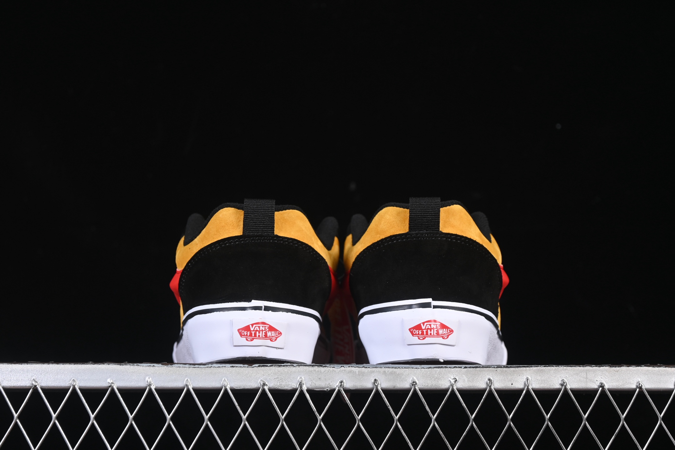 💰140纯原
 Vans Knu Skool 万斯低帮休闲滑板鞋 VN000CS0END
#工艺：硫化1:1（重量1:1、真标、原钢印、材质标、鞋型标、合格证）
尺码：35 36 36.5 37 38 38.5 39 40 40.5 41 42 42.5 43 44 M.C3