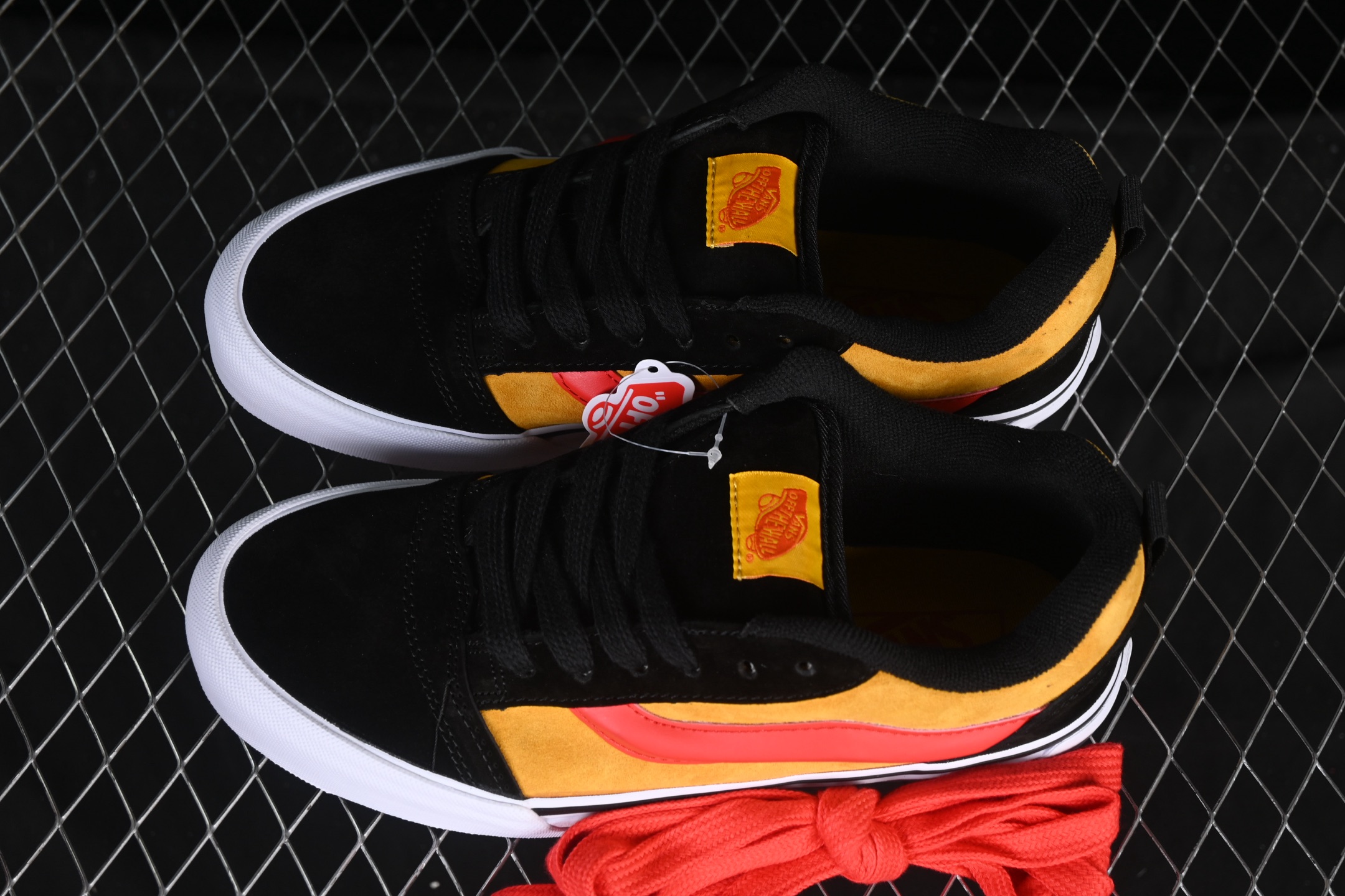 💰140纯原
 Vans Knu Skool 万斯低帮休闲滑板鞋 VN000CS0END
#工艺：硫化1:1（重量1:1、真标、原钢印、材质标、鞋型标、合格证）
尺码：35 36 36.5 37 38 38.5 39 40 40.5 41 42 42.5 43 44 M.C3