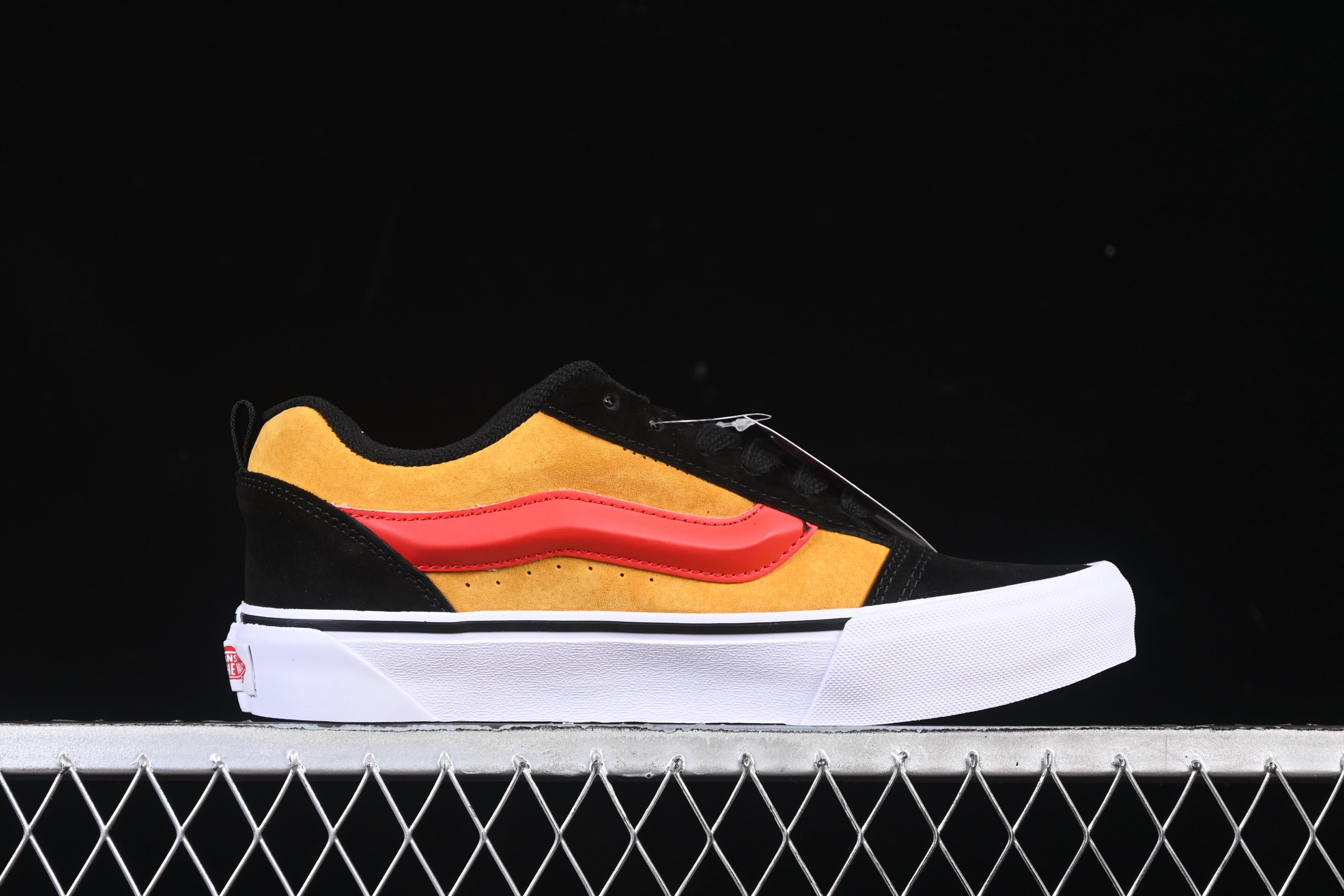 💰140纯原
 Vans Knu Skool 万斯低帮休闲滑板鞋 VN000CS0END
#工艺：硫化1:1（重量1:1、真标、原钢印、材质标、鞋型标、合格证）
尺码：35 36 36.5 37 38 38.5 39 40 40.5 41 42 42.5 43 44 M.C3