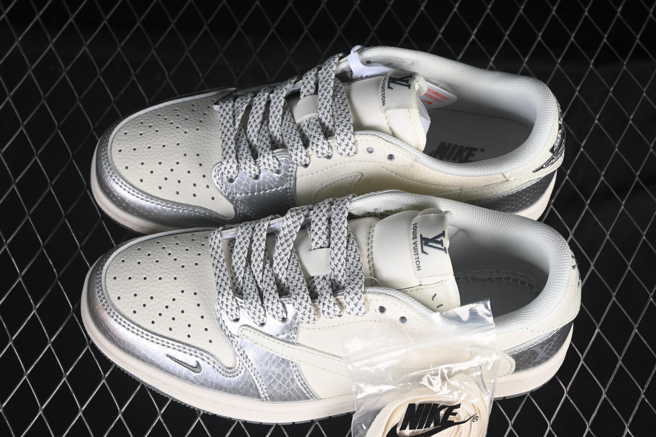 💰280公司级💰380纯原
 Travis Scott x Fragment Design x Air Jordan 1 Low OG SP AJ1 乔1 LV联名 金属银 低帮文化休闲板鞋 XS7089-614
#多方联名合作融合了Travis Scott 独特的音乐风格，藤原浩个性的设计风格以及Jordan品牌的经典元素 使其成为一双具有独特身份和价值的鞋子 清新而立体的外观加上联名标识更突出了其独特身份 这种配色方案显示出活力和时尚感 在视觉上引人注目 鞋身的质感和细腻的细节处理使其显得高端而格调十足 这款“倒钩”联名是设计与创意完美结合 融合多方的个性风格是一款备受瞩目的潮流鞋款
尺码：36 36.5 37.5 38 38.5 39 40 40.5 41 42 42.5 43 44 44.5 45 9.E5