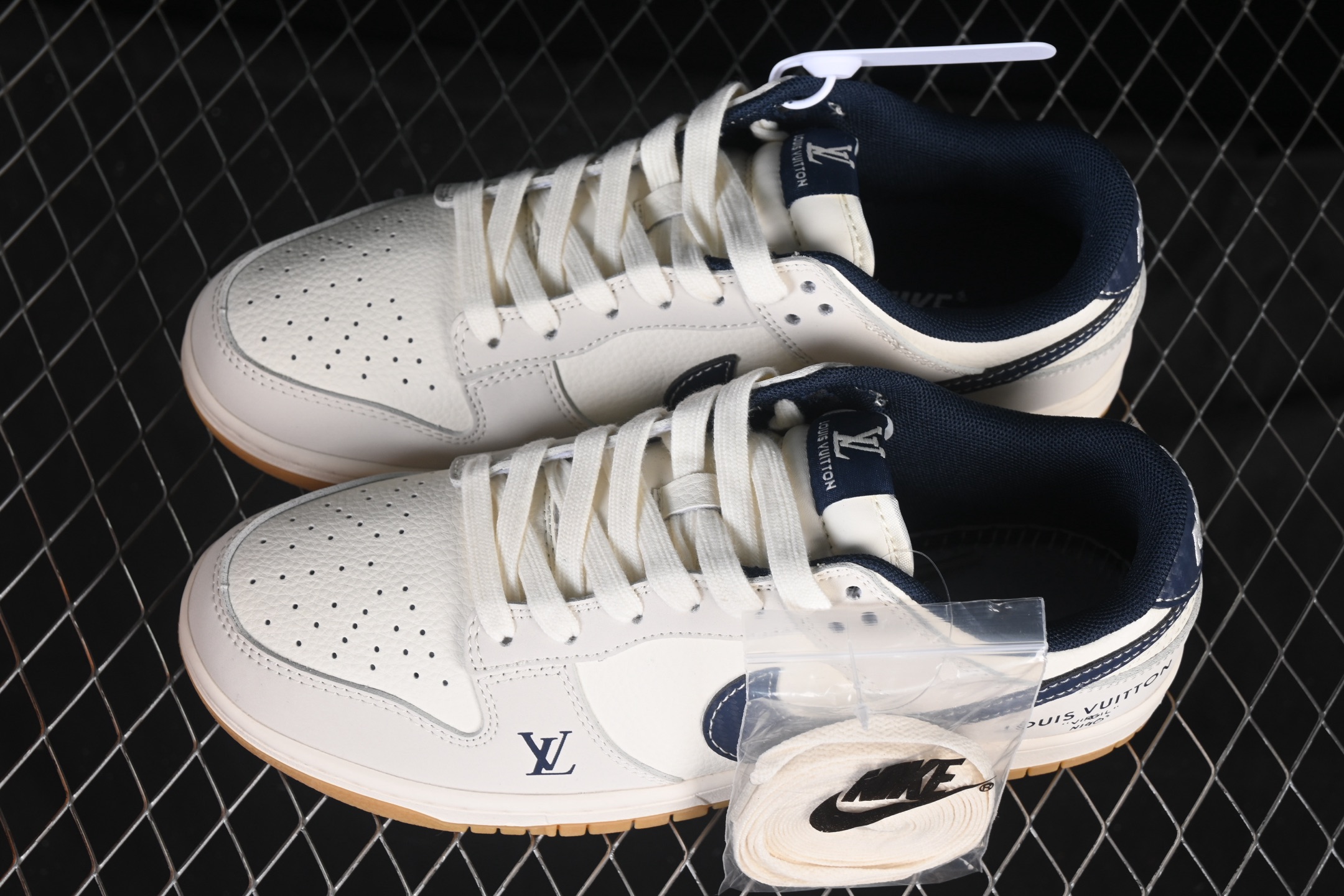 💰280公司级💰360纯原
 Nike SB Dunk Low LV联名 米蓝生胶底 周年高端定制 低帮休闲板鞋 UP1628-002
#定制鞋盒 大厂纯原品质出货 超高清洁度 皮料切割干净无任何毛边 细节完美 
尺码：36 36.5 37.5 38 38.5 39 40 40.5 41 42 42.5 43 44 44.5 45 9.E5