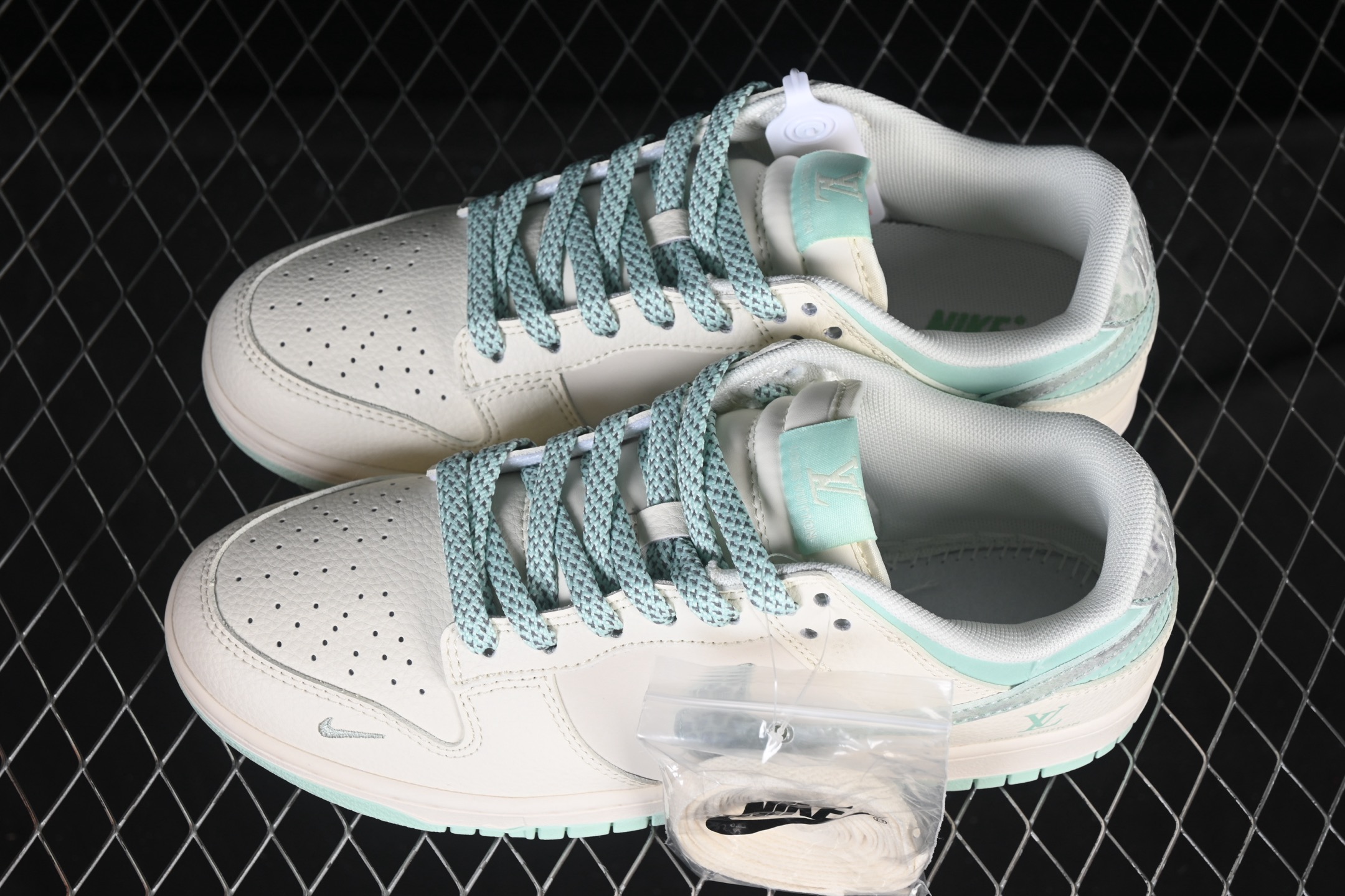 💰280公司级💰360纯原
 Nike SB Dunk Low LV联名 薄荷绿 周年高端定制 低帮休闲板鞋 XS6089-628
#定制鞋盒 大厂纯原品质出货 超高清洁度 皮料切割干净无任何毛边 细节完美 
尺码：36 36.5 37.5 38 38.5 39 40 40.5 41 42 42.5 43 44 44.5 45 9.E5