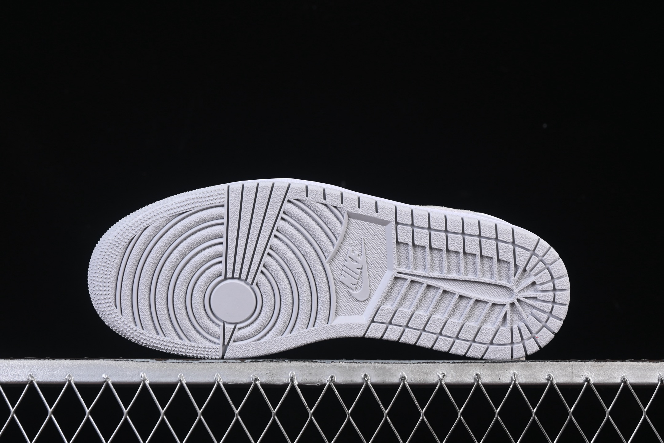 💰200公司级💰240纯原
 Air Jordan 1 Low OG "Neutral Grey" AJ1 乔1简约白灰 低帮文化休闲板鞋 CZ0775-100
尺码：35.5 36 36.5 37.5 38 38.5 39 40 40.5 41 42 42.5 43 44 44.5 45 M.D4