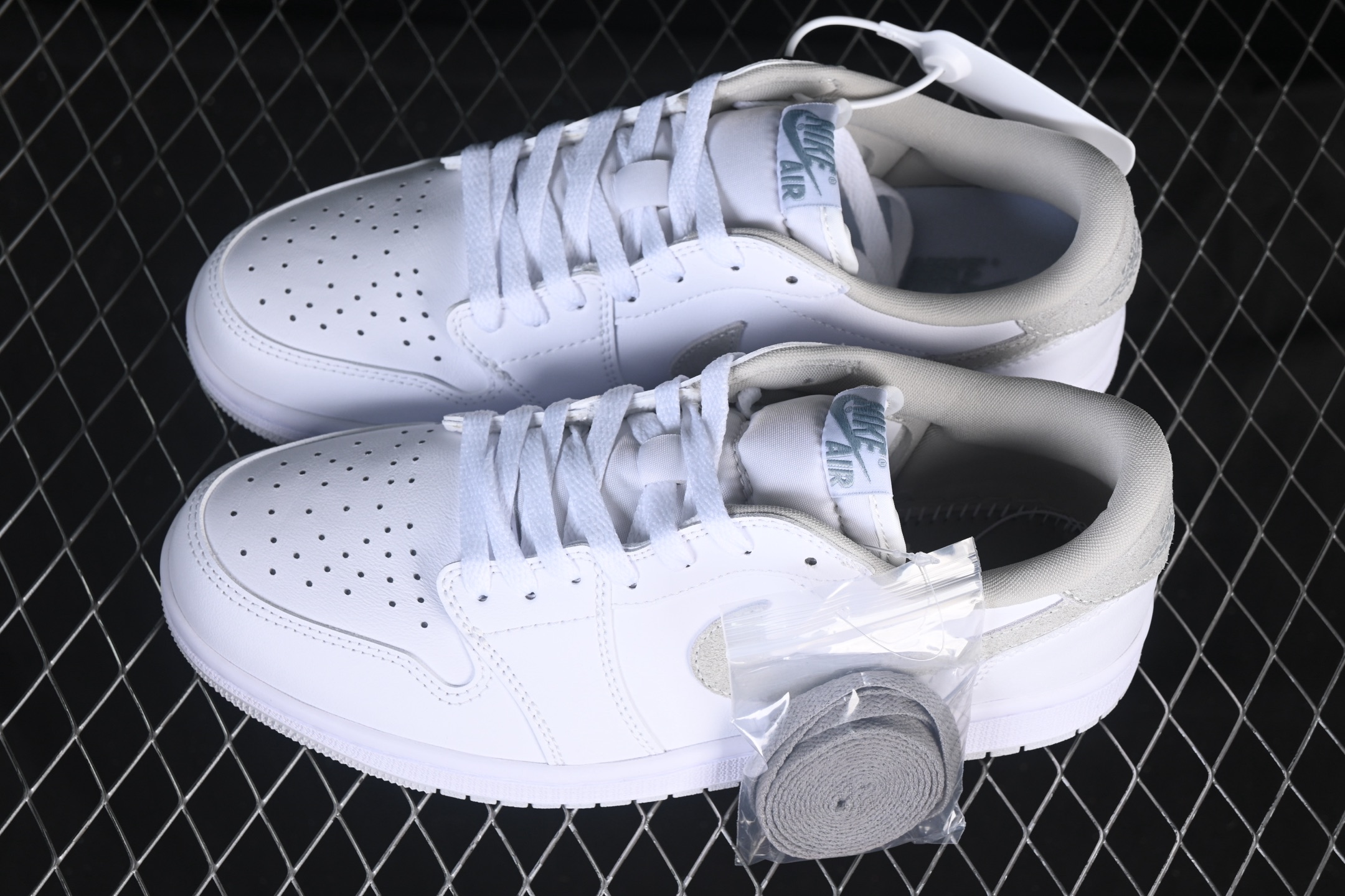 💰200公司级💰240纯原
 Air Jordan 1 Low OG "Neutral Grey" AJ1 乔1简约白灰 低帮文化休闲板鞋 CZ0775-100
尺码：35.5 36 36.5 37.5 38 38.5 39 40 40.5 41 42 42.5 43 44 44.5 45 M.D4