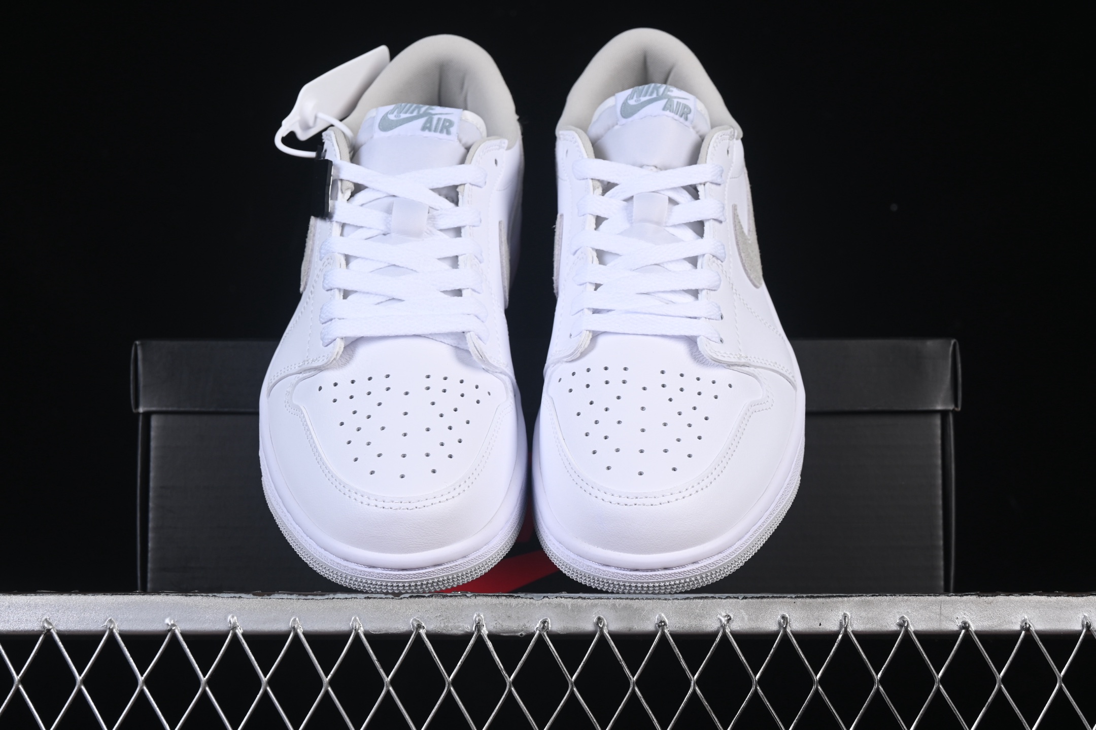 💰200公司级💰240纯原
 Air Jordan 1 Low OG "Neutral Grey" AJ1 乔1简约白灰 低帮文化休闲板鞋 CZ0775-100
尺码：35.5 36 36.5 37.5 38 38.5 39 40 40.5 41 42 42.5 43 44 44.5 45 M.D4