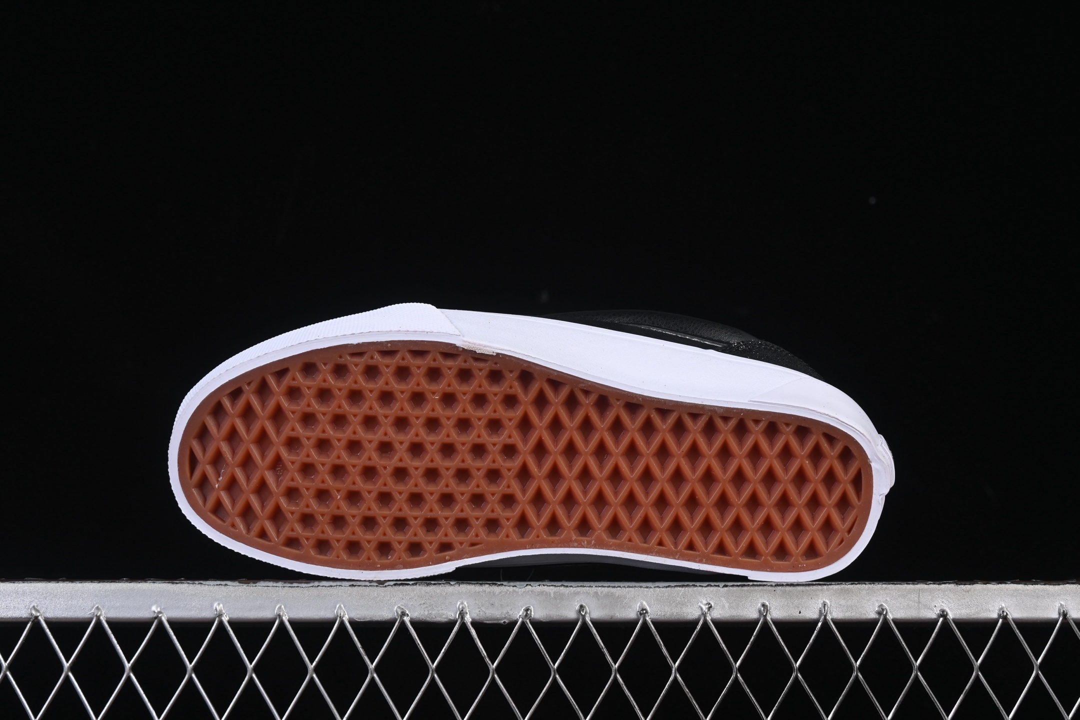 💰140纯原
 Vans Knu Skool 万斯低帮休闲滑板鞋 VN000VB4CJK
#工艺：硫化1:1（重量1:1、真标、原钢印、材质标、鞋型标、合格证）
尺码：35 36 36.5 37 38 38.5 39 40 40.5 41 42 42.5 43 44 M.C3