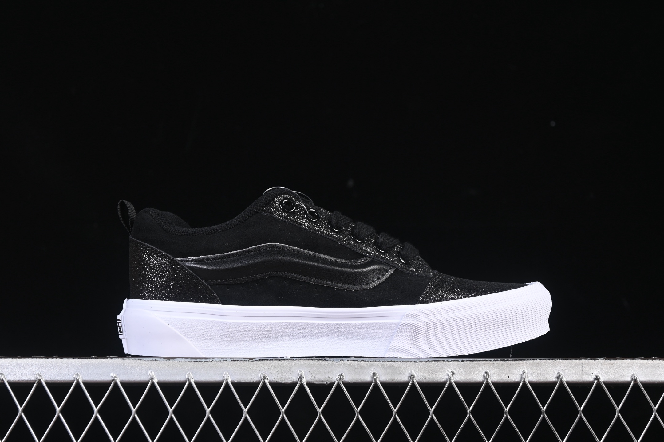 💰140纯原
 Vans Knu Skool 万斯低帮休闲滑板鞋 VN000VB4CJK
#工艺：硫化1:1（重量1:1、真标、原钢印、材质标、鞋型标、合格证）
尺码：35 36 36.5 37 38 38.5 39 40 40.5 41 42 42.5 43 44 M.C3