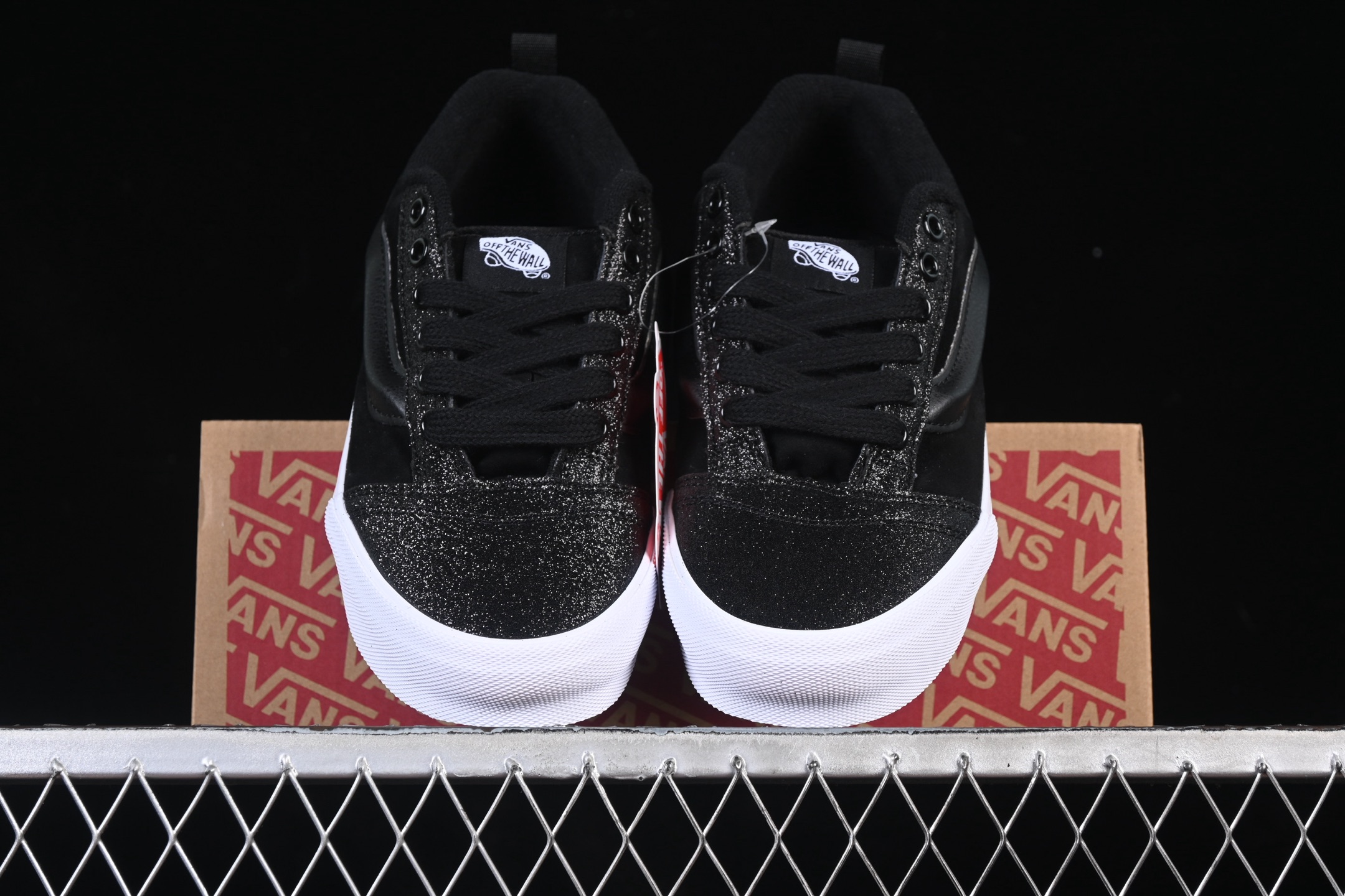 💰140纯原
 Vans Knu Skool 万斯低帮休闲滑板鞋 VN000VB4CJK
#工艺：硫化1:1（重量1:1、真标、原钢印、材质标、鞋型标、合格证）
尺码：35 36 36.5 37 38 38.5 39 40 40.5 41 42 42.5 43 44 M.C3