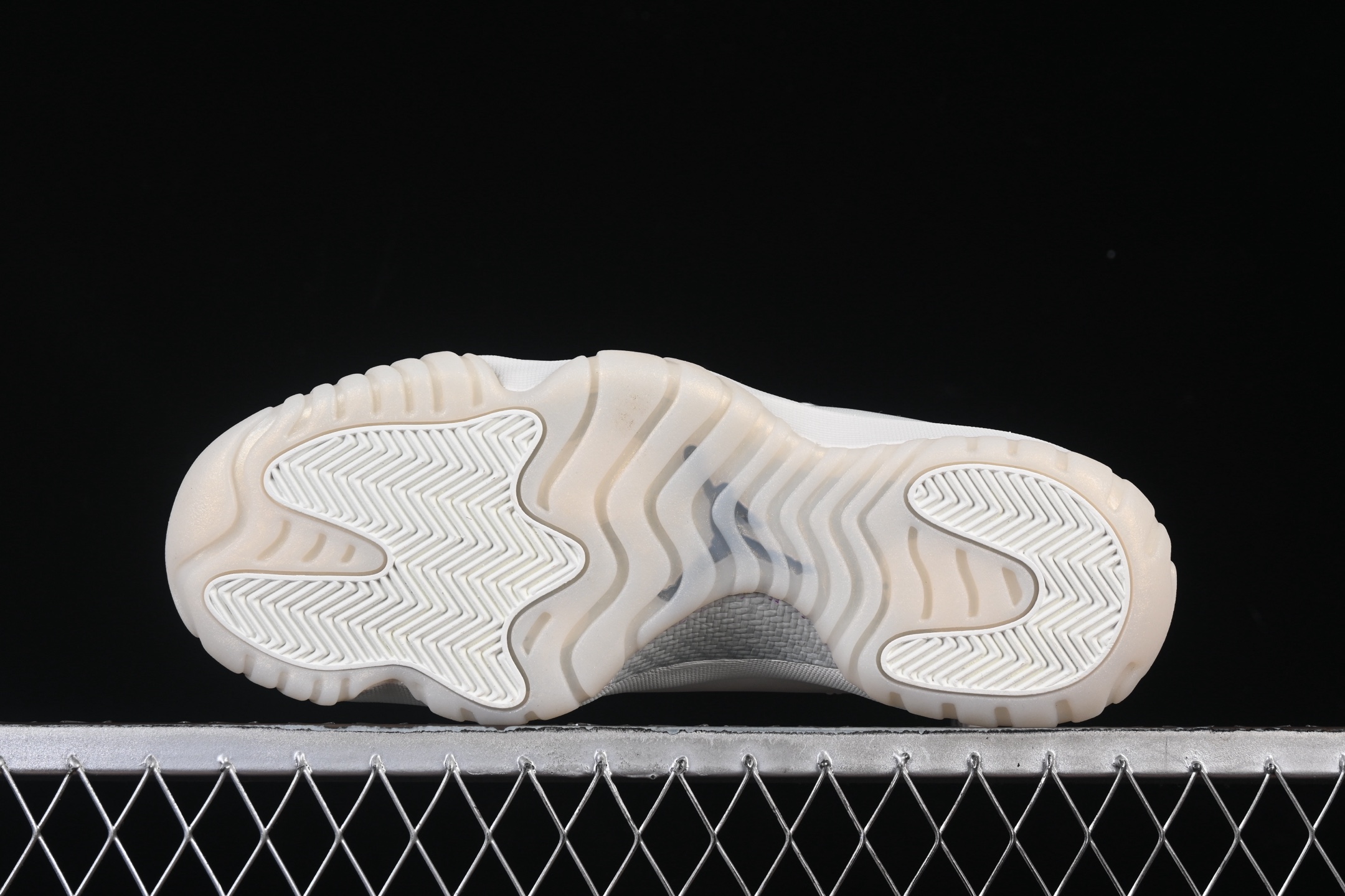 💰480纯原
Air Jordan 11 Retro "Pearl" AJ11 乔11珍珠白 AR0715-110
#大厂出品 原楦原纸板 客供原厂材料开发 极致一眼正品既视感 细节如图所示
尺码：36 36.5 37.5 38 38.5 39 40 40.5 41 42 42.5 43 44 44.5 45 46 47.5 P.E5