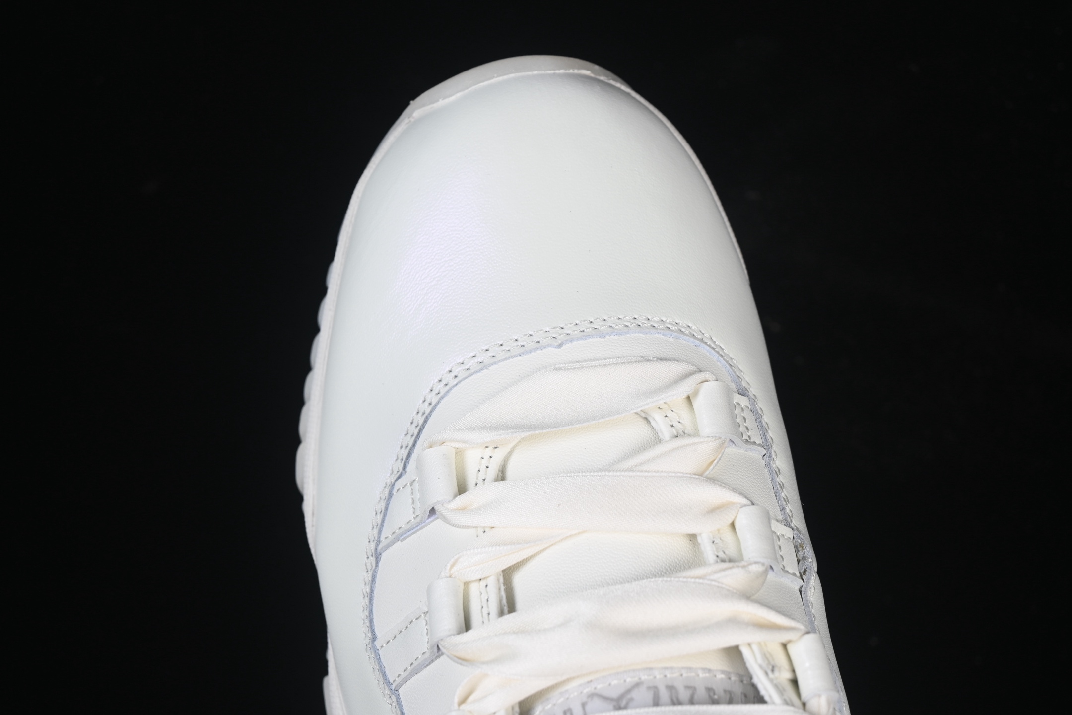 💰480纯原
Air Jordan 11 Retro "Pearl" AJ11 乔11珍珠白 AR0715-110
#大厂出品 原楦原纸板 客供原厂材料开发 极致一眼正品既视感 细节如图所示
尺码：36 36.5 37.5 38 38.5 39 40 40.5 41 42 42.5 43 44 44.5 45 46 47.5 P.E5