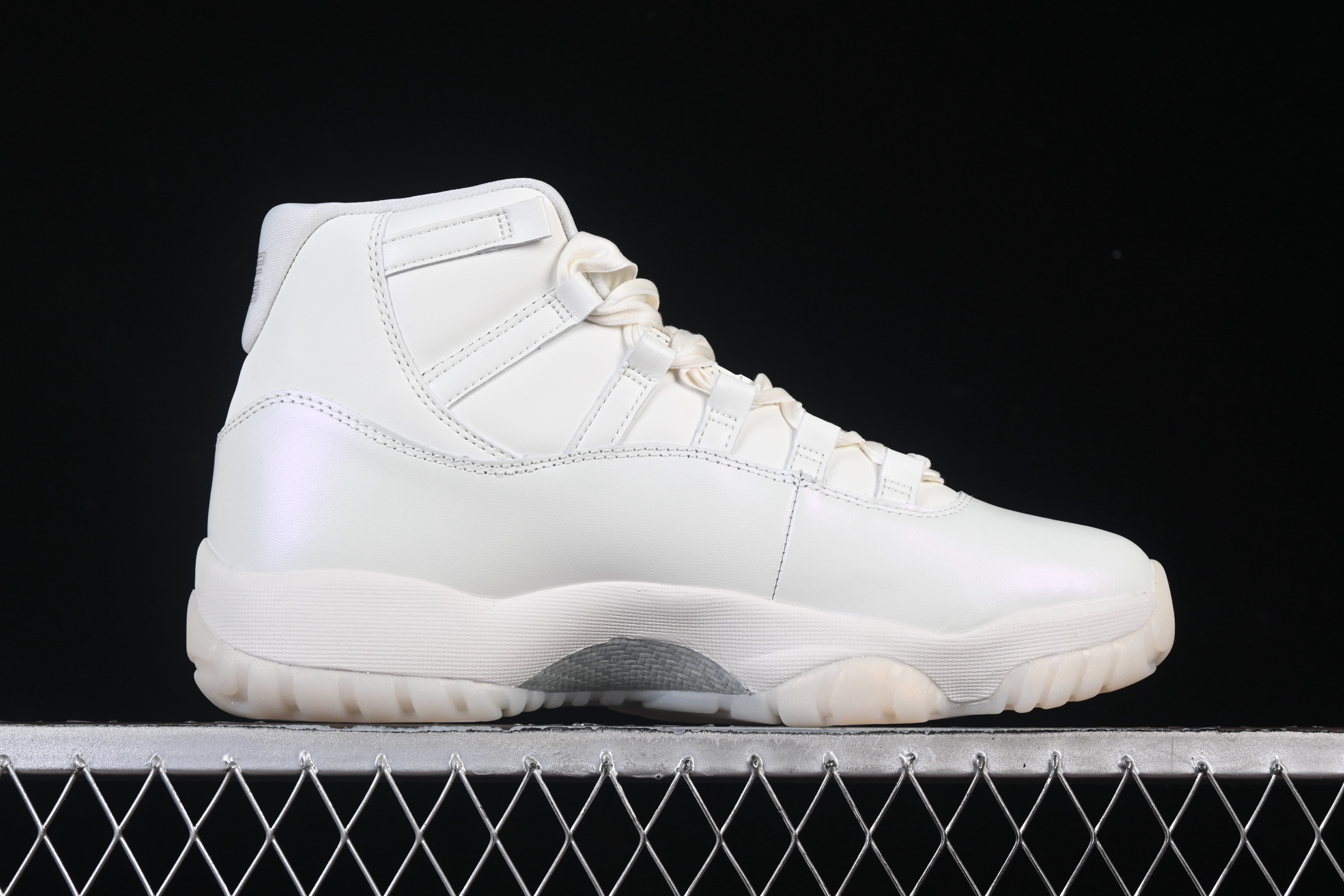 💰480纯原
Air Jordan 11 Retro "Pearl" AJ11 乔11珍珠白 AR0715-110
#大厂出品 原楦原纸板 客供原厂材料开发 极致一眼正品既视感 细节如图所示
尺码：36 36.5 37.5 38 38.5 39 40 40.5 41 42 42.5 43 44 44.5 45 46 47.5 P.E5