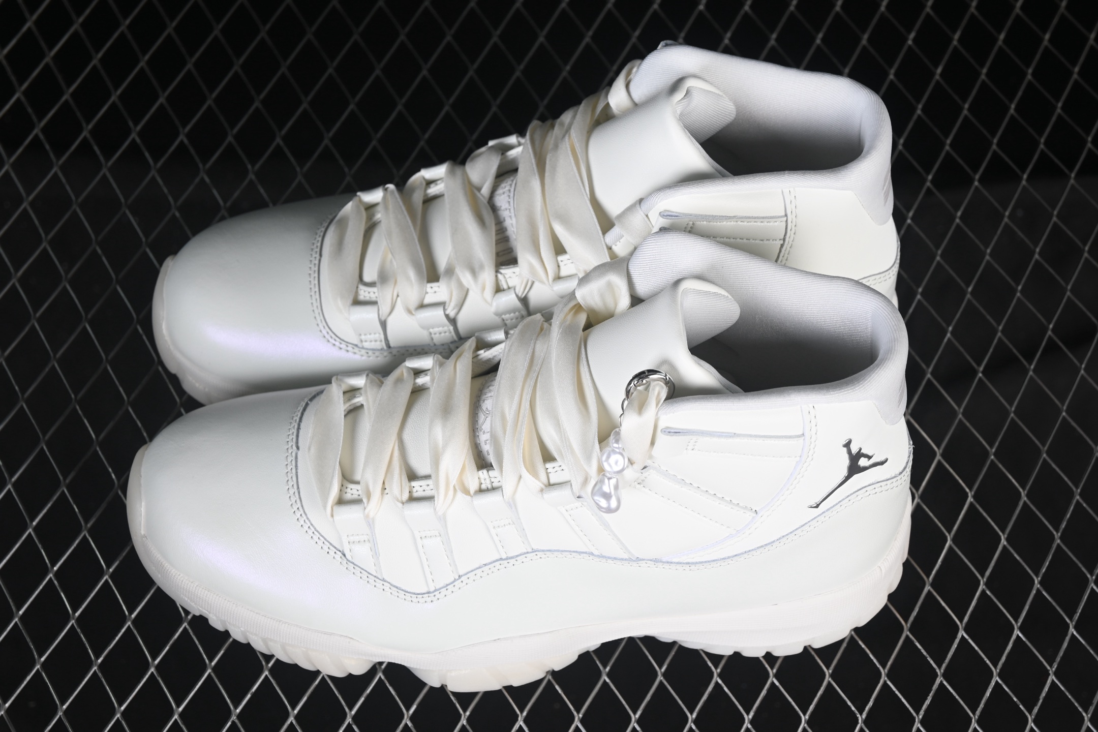 💰480纯原
Air Jordan 11 Retro "Pearl" AJ11 乔11珍珠白 AR0715-110
#大厂出品 原楦原纸板 客供原厂材料开发 极致一眼正品既视感 细节如图所示
尺码：36 36.5 37.5 38 38.5 39 40 40.5 41 42 42.5 43 44 44.5 45 46 47.5 P.E5
