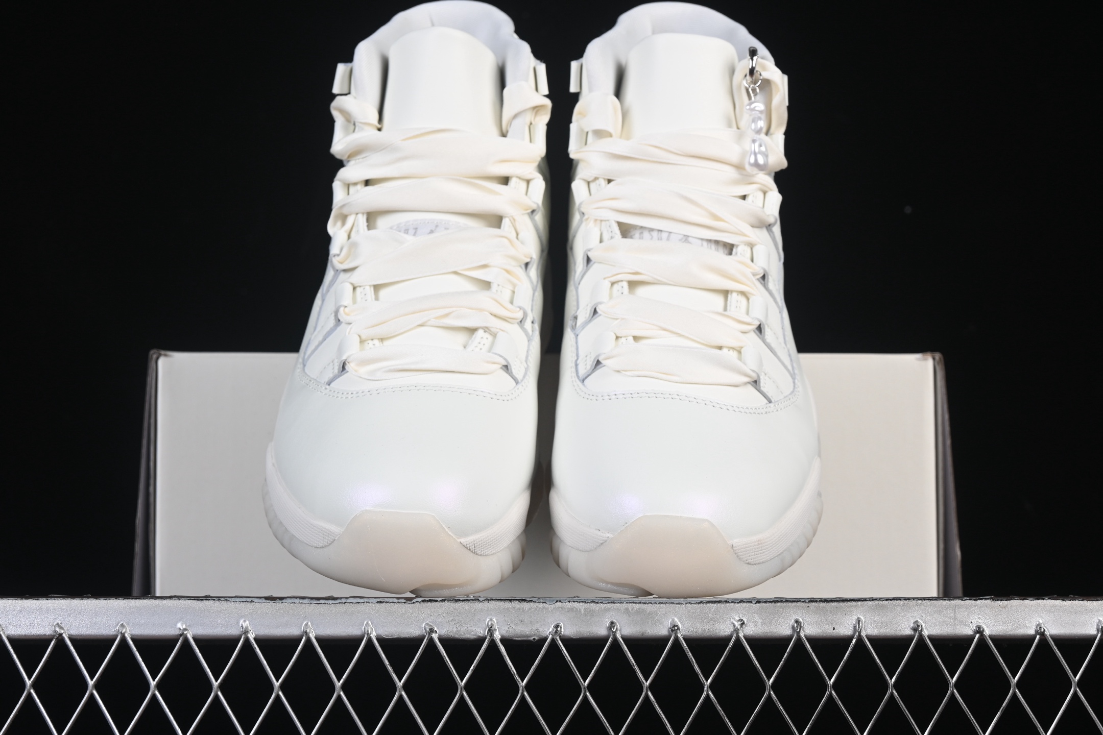 💰480纯原
Air Jordan 11 Retro "Pearl" AJ11 乔11珍珠白 AR0715-110
#大厂出品 原楦原纸板 客供原厂材料开发 极致一眼正品既视感 细节如图所示
尺码：36 36.5 37.5 38 38.5 39 40 40.5 41 42 42.5 43 44 44.5 45 46 47.5 P.E5