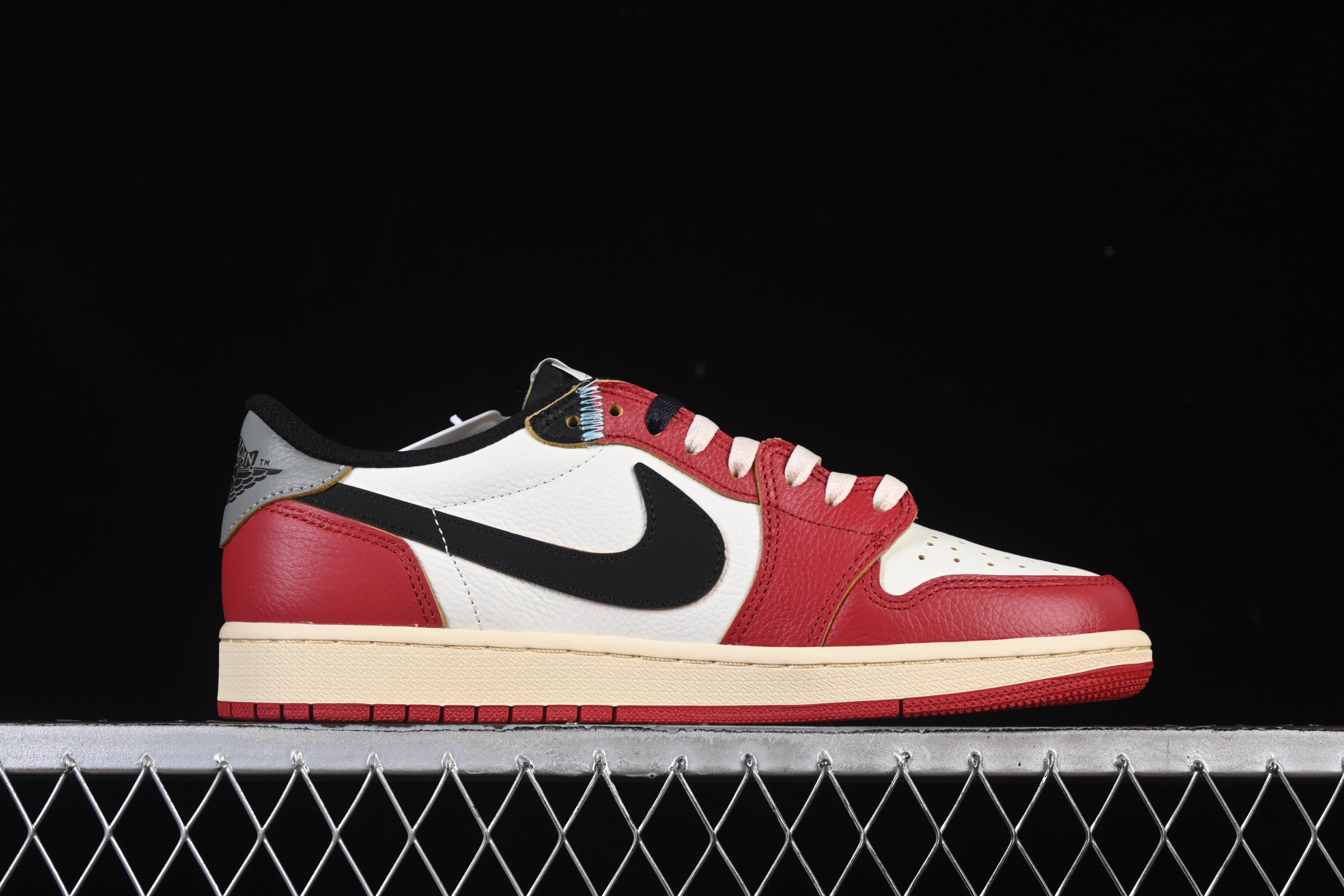 💰300纯原
Air Jordan 1 Low AJ1 乔1 UN白红 低帮文化休闲板鞋 HQ6998-600
尺码：36 36.5 37.5 38 38.5 39 40 40.5 41 42 42.5 43 44 44.5 45 46 47.5 WMD4