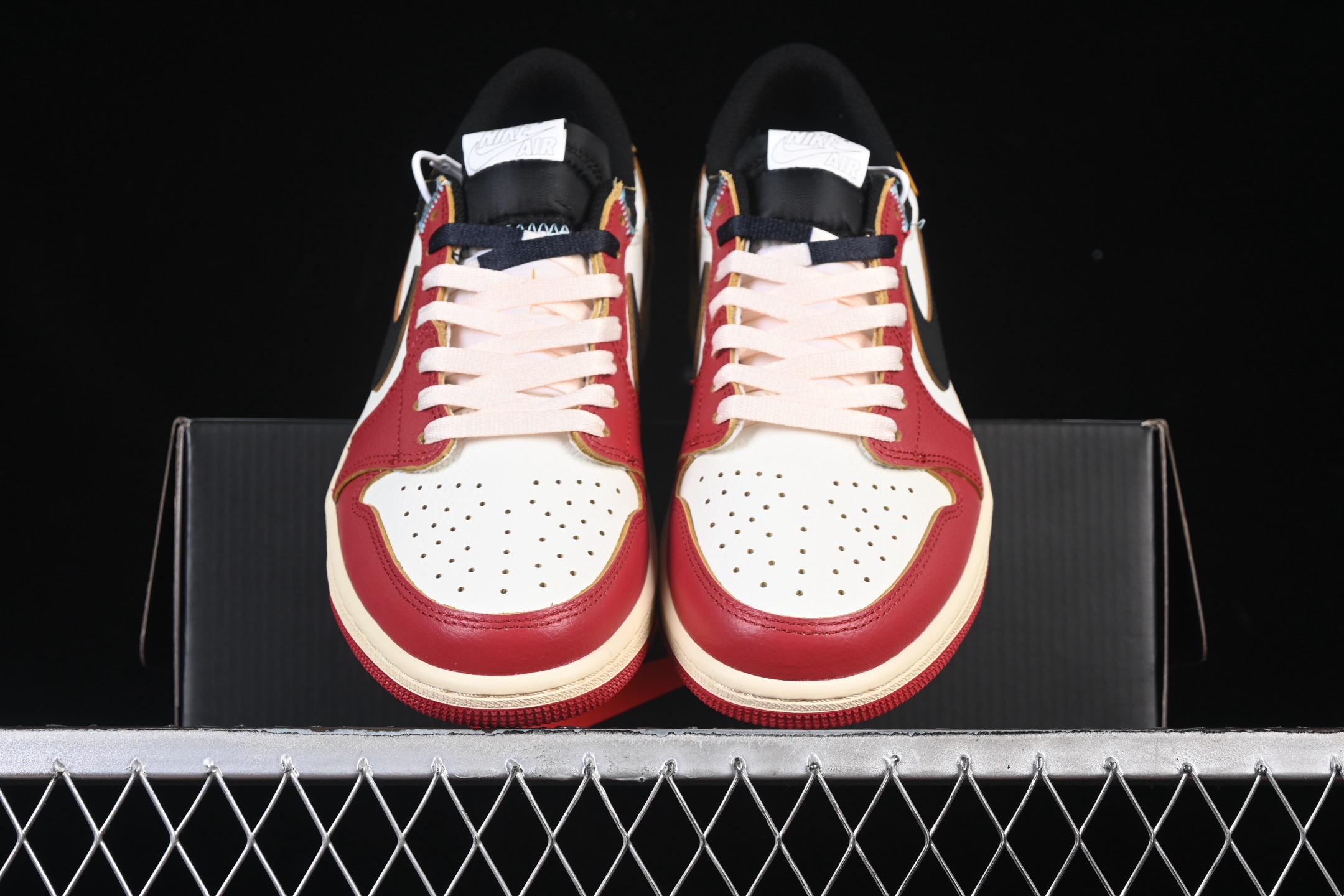 💰300纯原
Air Jordan 1 Low AJ1 乔1 UN白红 低帮文化休闲板鞋 HQ6998-600
尺码：36 36.5 37.5 38 38.5 39 40 40.5 41 42 42.5 43 44 44.5 45 46 47.5 WMD4