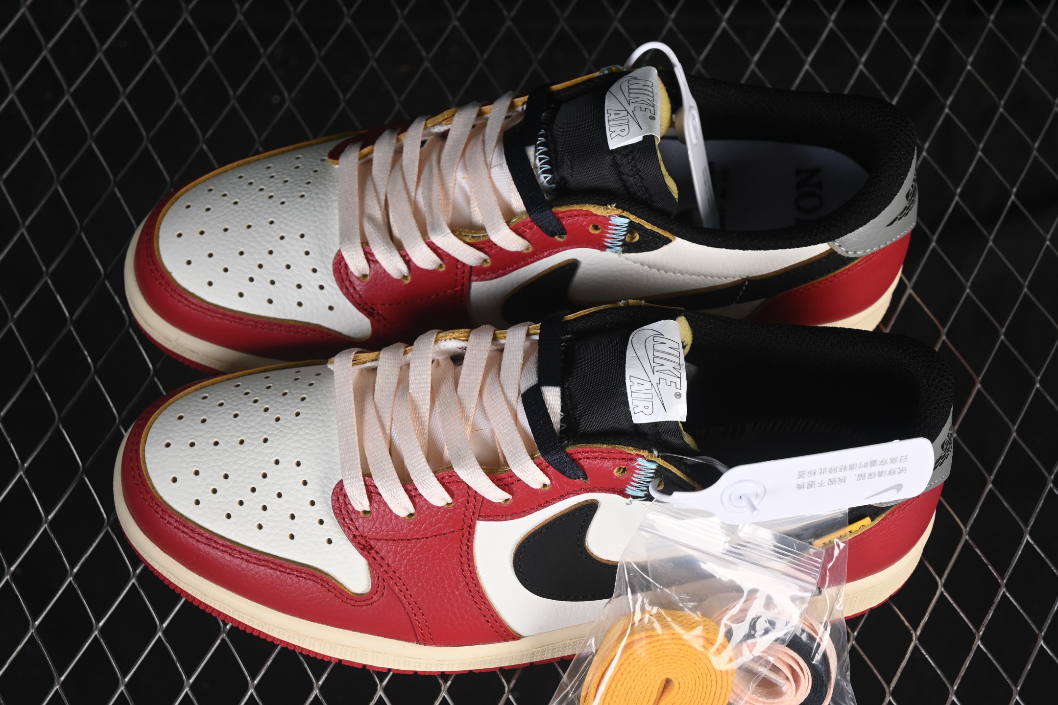 💰300纯原
Air Jordan 1 Low AJ1 乔1 UN白红 低帮文化休闲板鞋 HQ6998-600
尺码：36 36.5 37.5 38 38.5 39 40 40.5 41 42 42.5 43 44 44.5 45 46 47.5 WMD4