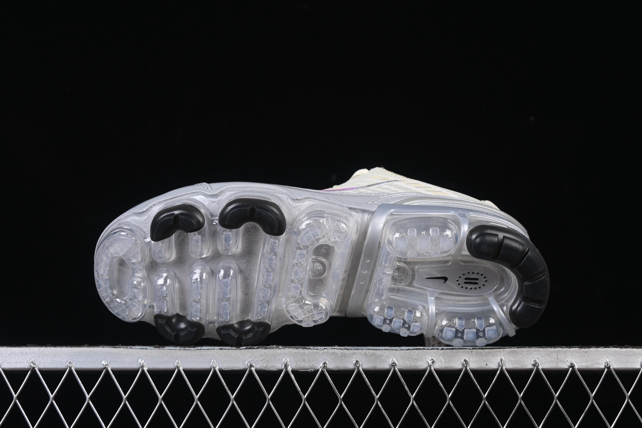 Nike Air Vapormax 360 全掌大气垫透气跑步鞋 CK2719-200#鞋面依旧延续经典
