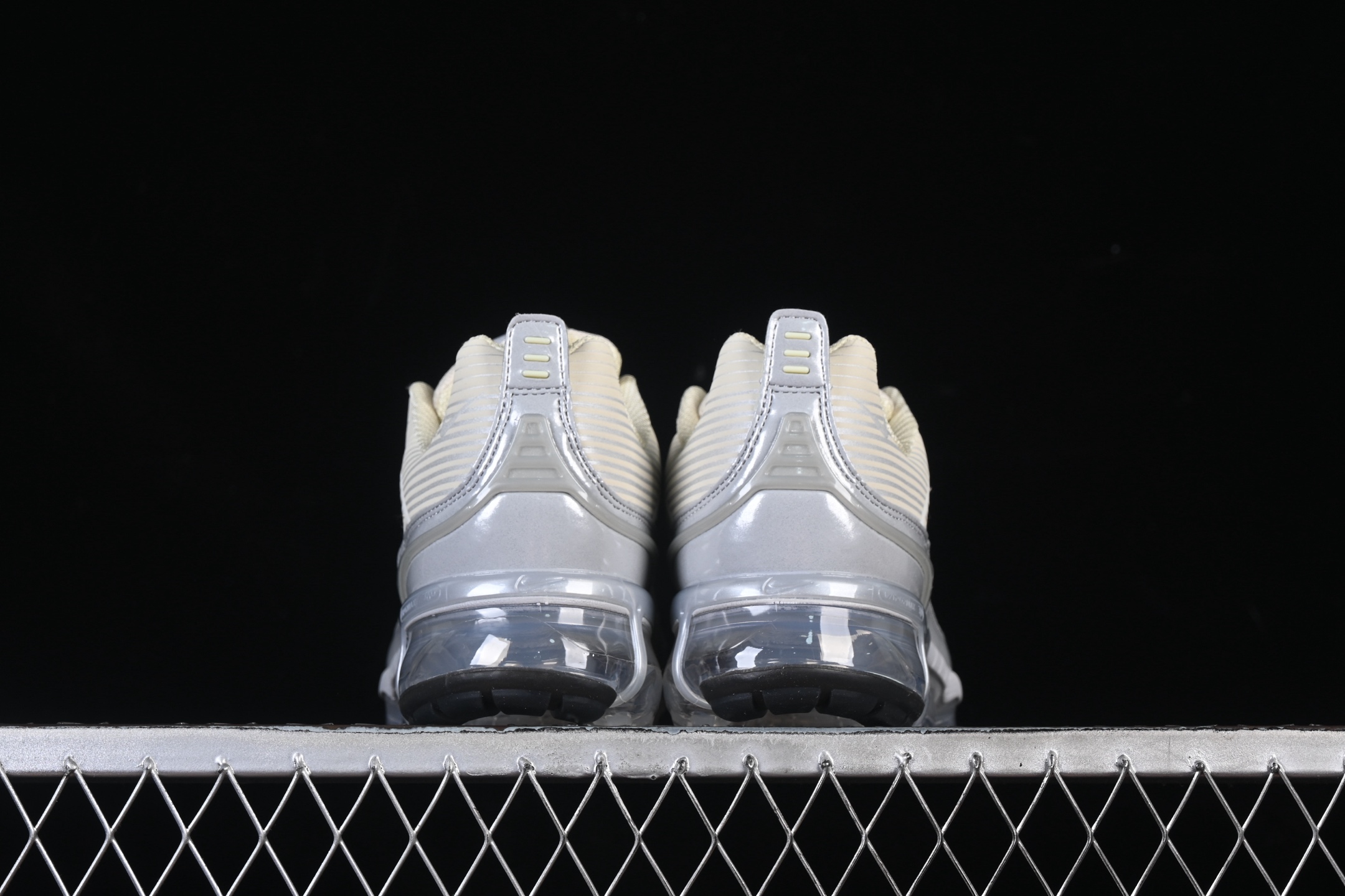 Nike Air Vapormax 360 全掌大气垫透气跑步鞋 CK2719-200#鞋面依旧延续经典