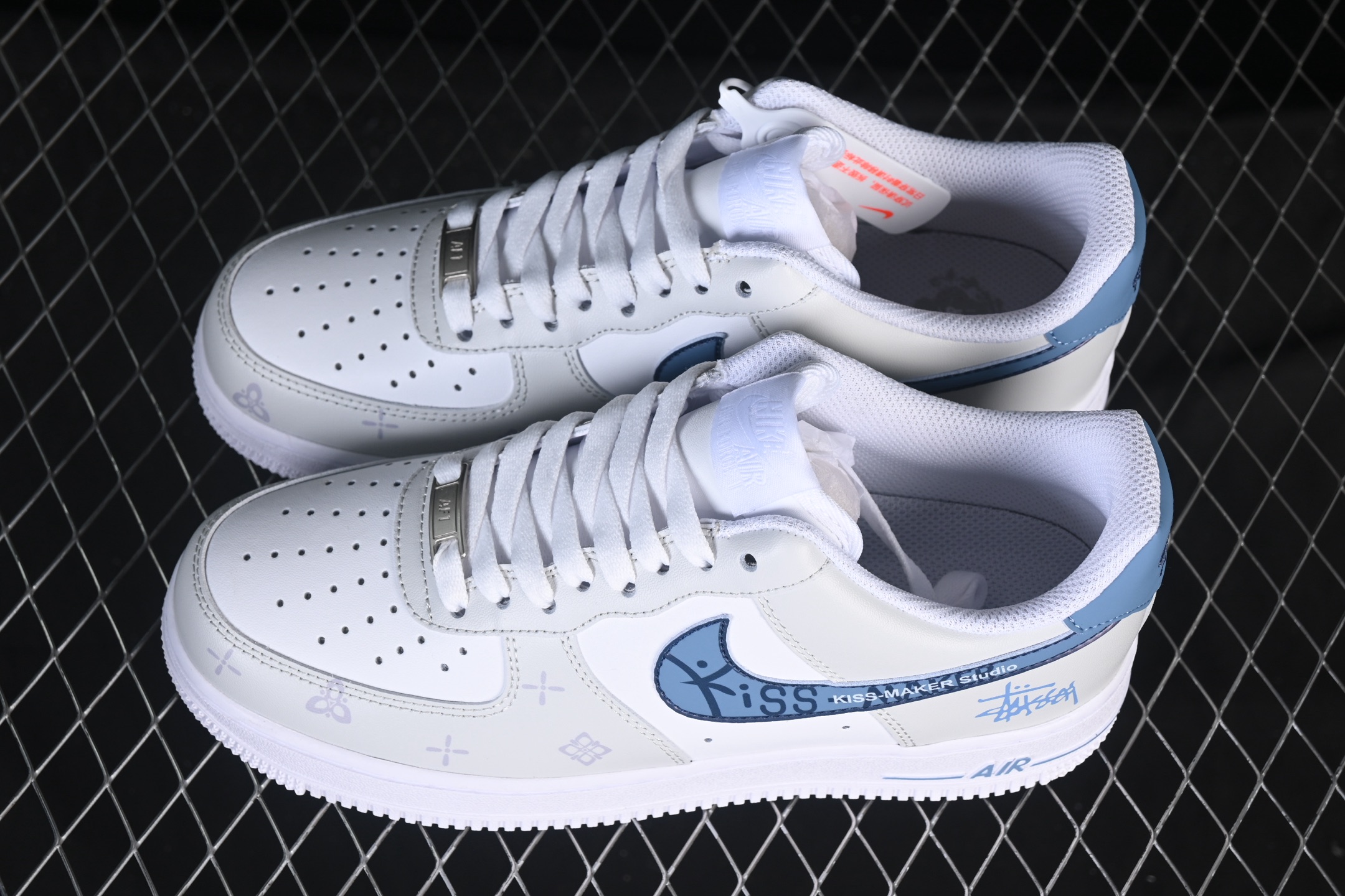 💰300纯原
 Nike Air Force 1'07 Low 二次元主题 斯图西联名 空军一号低帮休闲板鞋 ZH0316-137
#原楦头原纸板 原装鞋盒 定制五金配件 内置全掌气垫 原厂鞋底 
尺码：36 36.5 37.5 38 38.5 39 40 40.5 41 42 42.5 43 44 44.5 45 9.D4