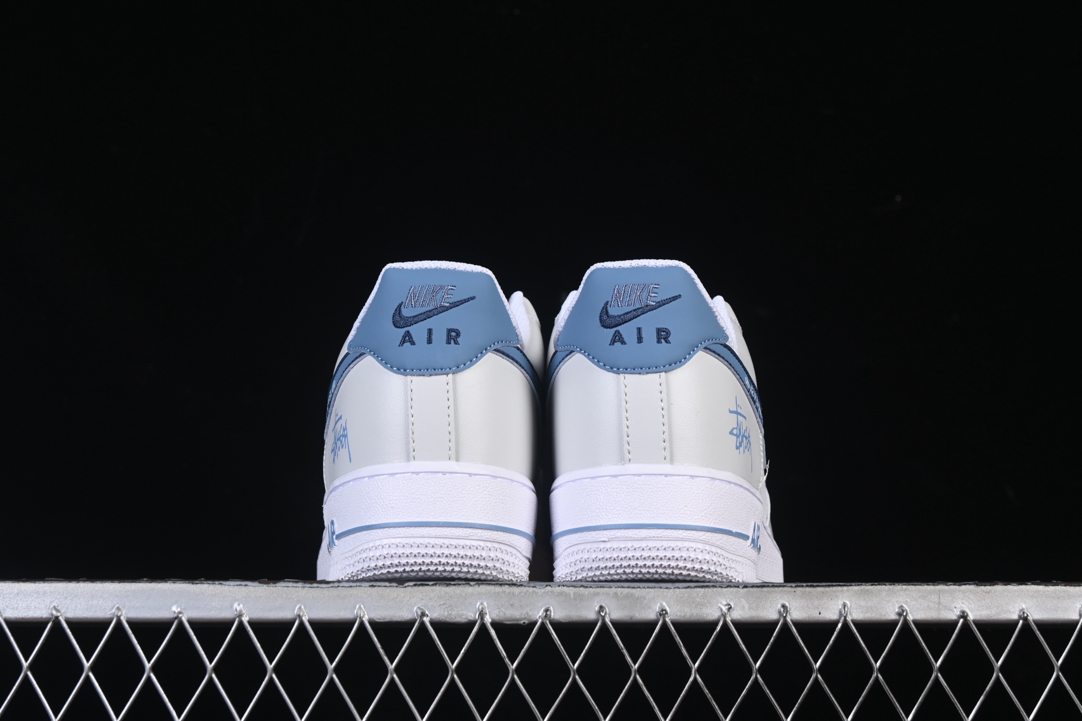 💰300纯原
 Nike Air Force 1'07 Low 二次元主题 斯图西联名 空军一号低帮休闲板鞋 ZH0316-137
#原楦头原纸板 原装鞋盒 定制五金配件 内置全掌气垫 原厂鞋底 
尺码：36 36.5 37.5 38 38.5 39 40 40.5 41 42 42.5 43 44 44.5 45 9.D4