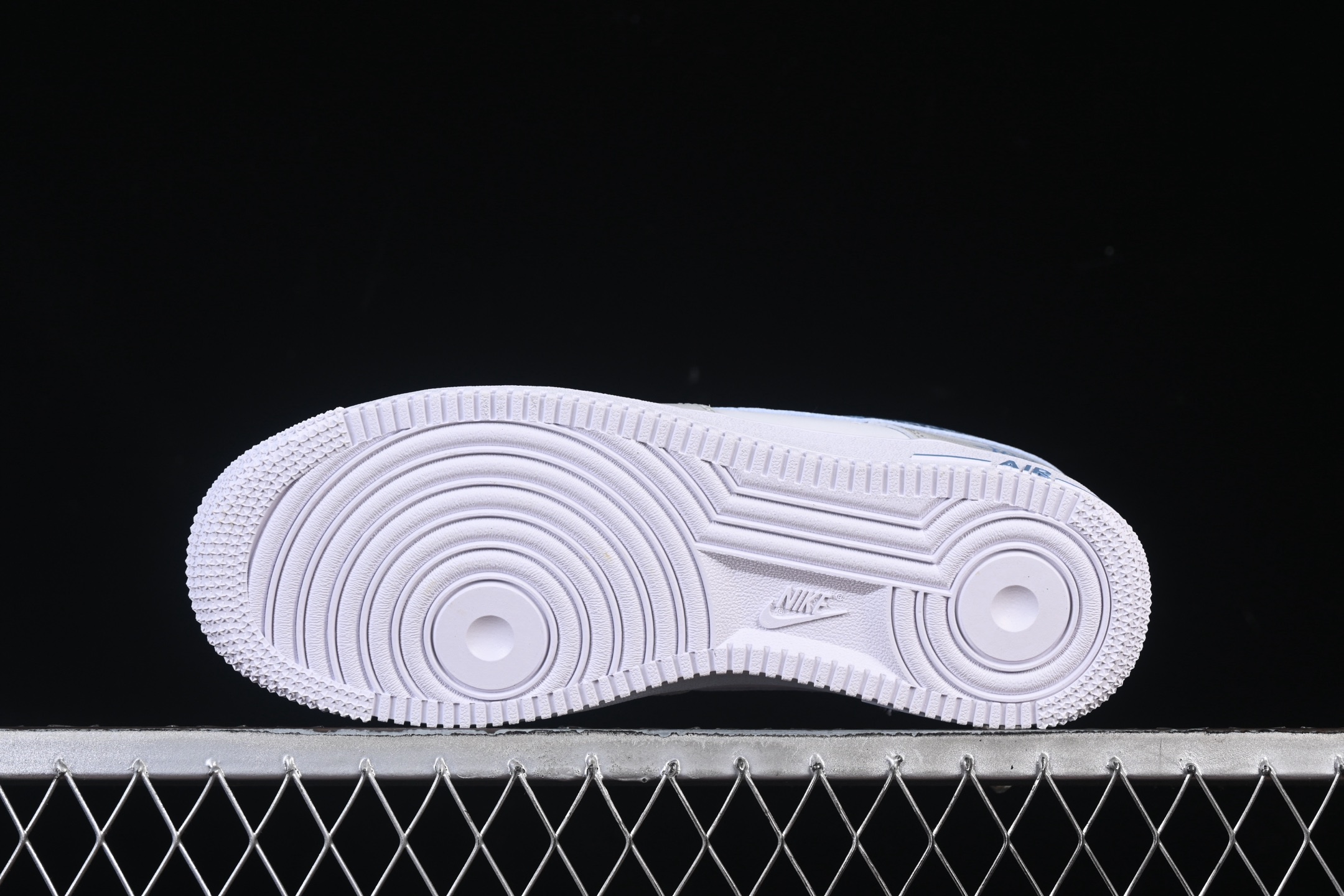 💰300纯原
 Nike Air Force 1'07 Low 二次元主题 斯图西联名 空军一号低帮休闲板鞋 ZH0316-137
#原楦头原纸板 原装鞋盒 定制五金配件 内置全掌气垫 原厂鞋底 
尺码：36 36.5 37.5 38 38.5 39 40 40.5 41 42 42.5 43 44 44.5 45 9.D4