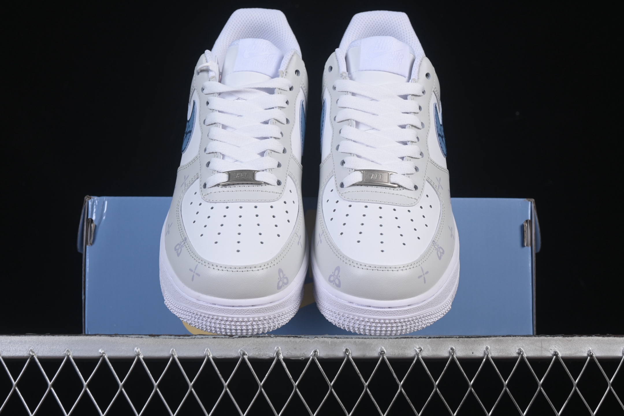 💰300纯原
 Nike Air Force 1'07 Low 二次元主题 斯图西联名 空军一号低帮休闲板鞋 ZH0316-137
#原楦头原纸板 原装鞋盒 定制五金配件 内置全掌气垫 原厂鞋底 
尺码：36 36.5 37.5 38 38.5 39 40 40.5 41 42 42.5 43 44 44.5 45 9.D4