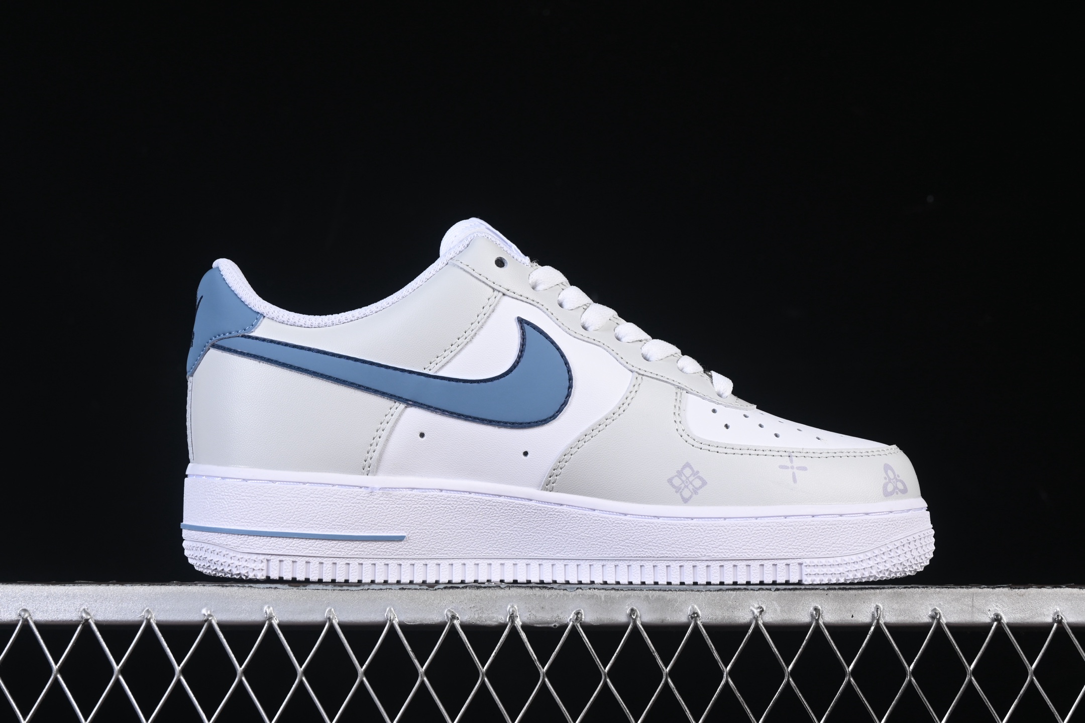 💰300纯原
 Nike Air Force 1'07 Low 二次元主题 斯图西联名 空军一号低帮休闲板鞋 ZH0316-137
#原楦头原纸板 原装鞋盒 定制五金配件 内置全掌气垫 原厂鞋底 
尺码：36 36.5 37.5 38 38.5 39 40 40.5 41 42 42.5 43 44 44.5 45 9.D4