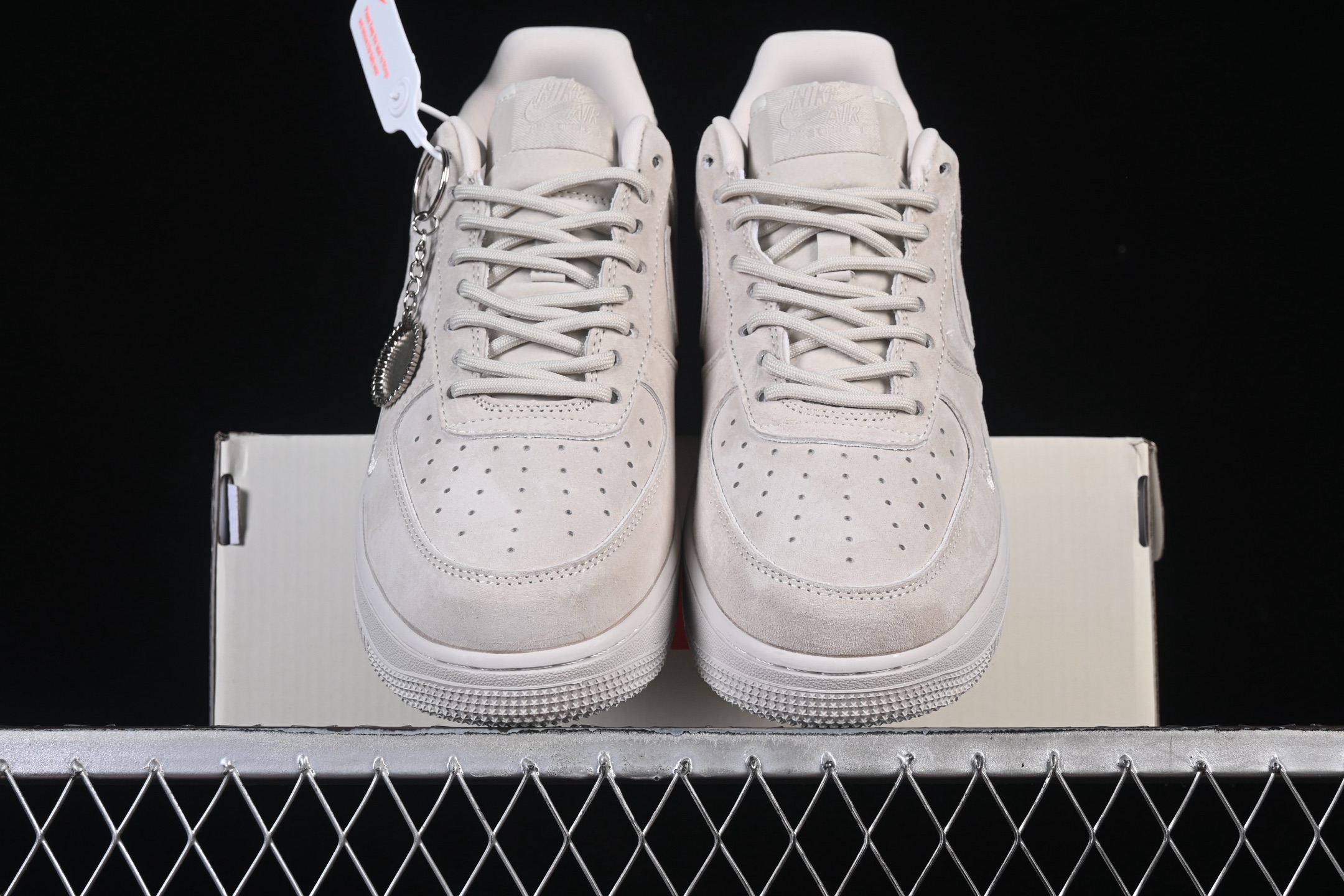 💰280纯原
 Nike Air Force 1'07 Low Supreme联名 全猪八 空军一号低帮休闲板鞋 DF0188-116
#原楦头原纸板 原装鞋盒 定制五金配件 内置全掌气垫 原厂鞋底
尺码：36 36.5 37.5 38 38.5 39 40 40.5 41 42 42.5 43 44 44.5 45 9.D4