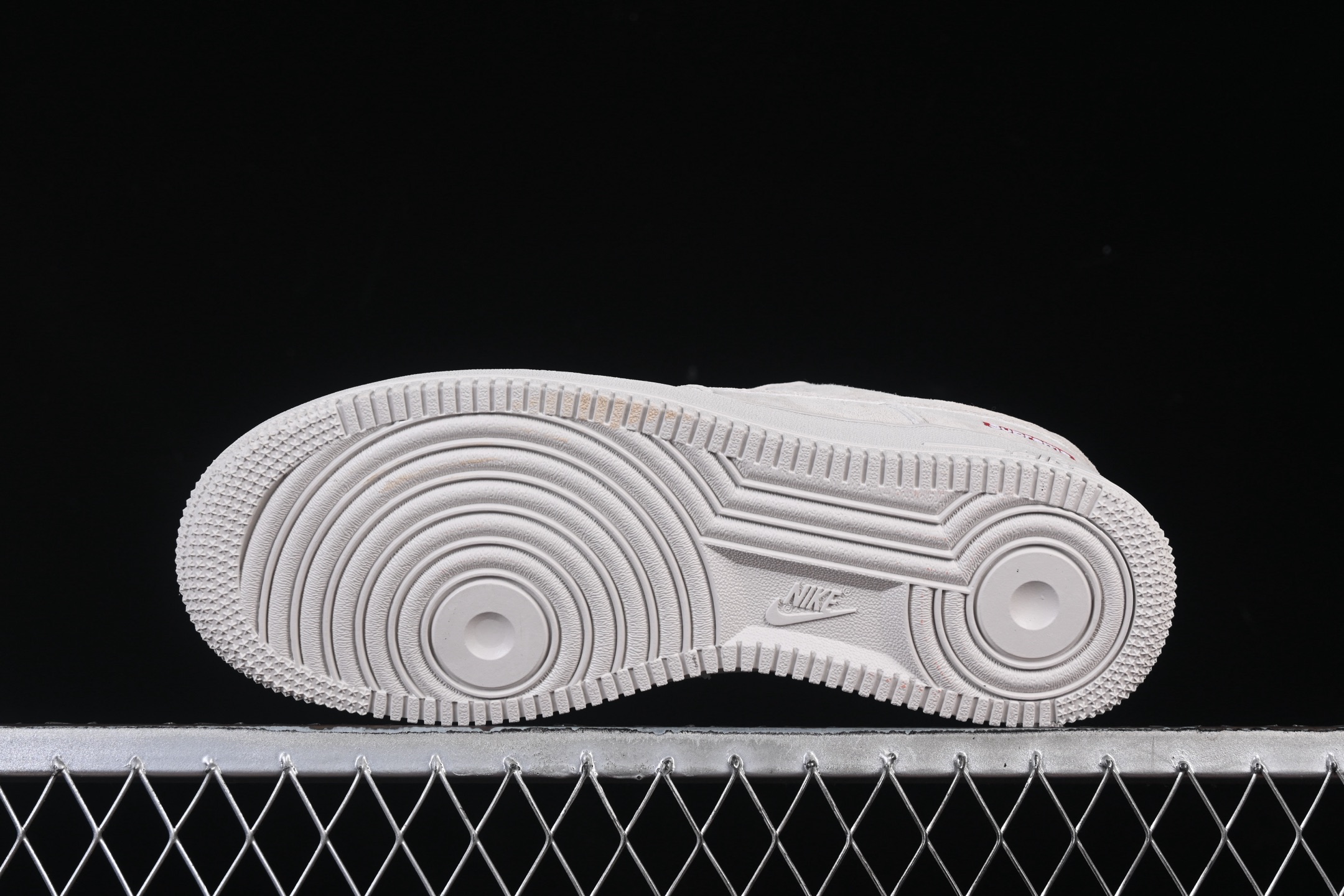 💰280纯原
 Nike Air Force 1'07 Low Supreme联名 全猪八 空军一号低帮休闲板鞋 DF0188-116
#原楦头原纸板 原装鞋盒 定制五金配件 内置全掌气垫 原厂鞋底
尺码：36 36.5 37.5 38 38.5 39 40 40.5 41 42 42.5 43 44 44.5 45 9.D4