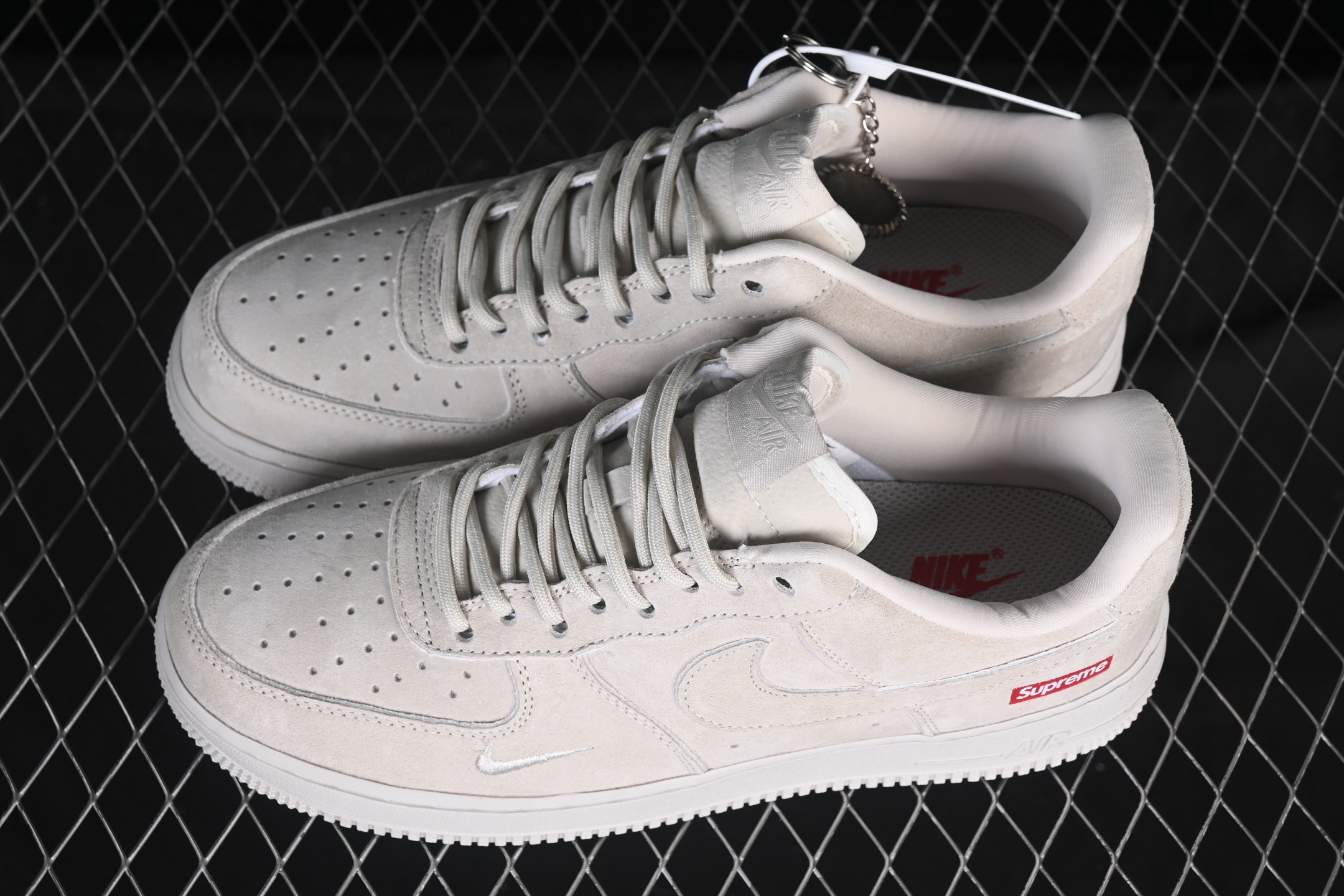 💰280纯原
 Nike Air Force 1'07 Low Supreme联名 全猪八 空军一号低帮休闲板鞋 DF0188-116
#原楦头原纸板 原装鞋盒 定制五金配件 内置全掌气垫 原厂鞋底
尺码：36 36.5 37.5 38 38.5 39 40 40.5 41 42 42.5 43 44 44.5 45 9.D4