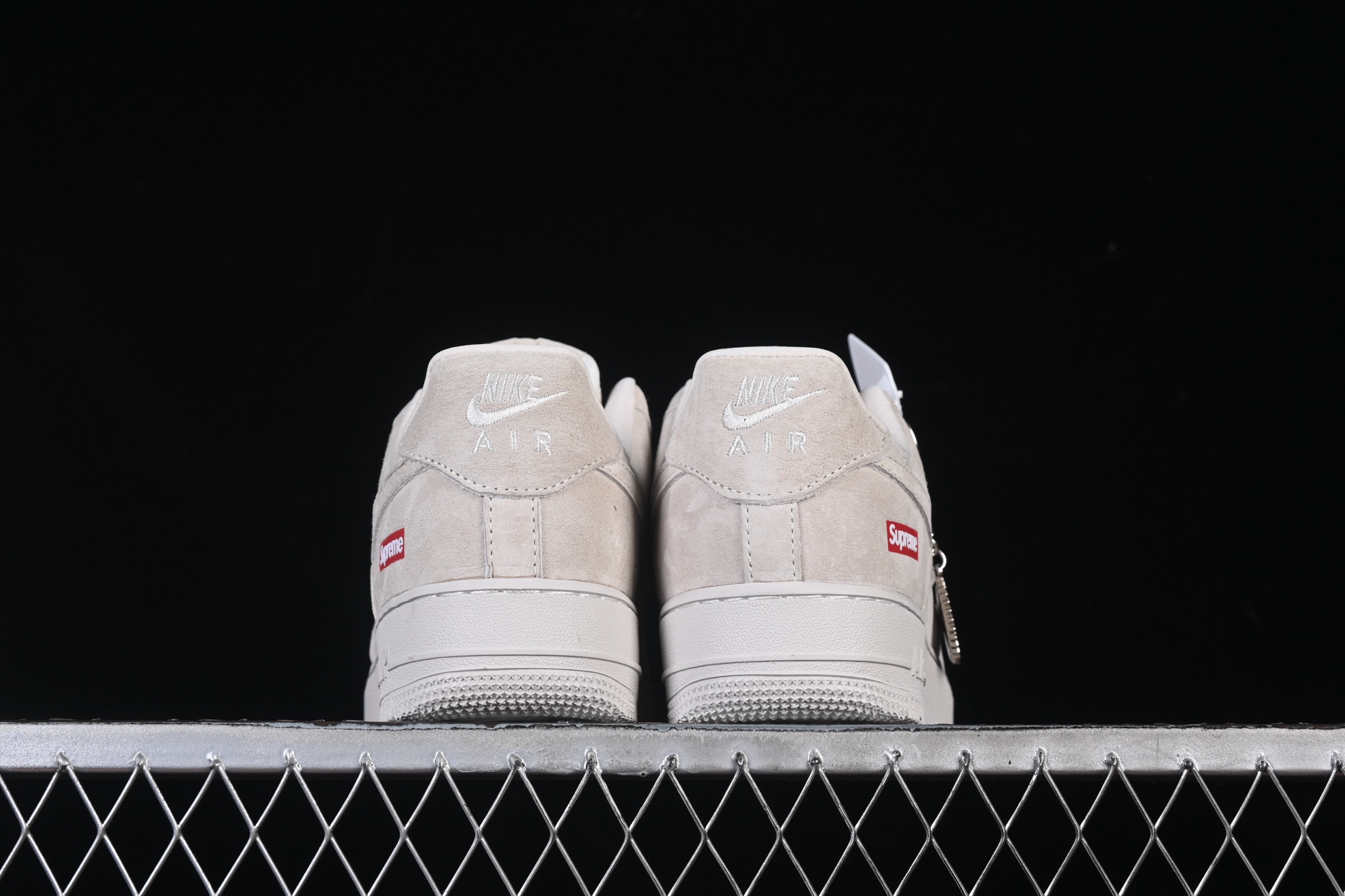 💰280纯原
 Nike Air Force 1'07 Low Supreme联名 全猪八 空军一号低帮休闲板鞋 DF0188-116
#原楦头原纸板 原装鞋盒 定制五金配件 内置全掌气垫 原厂鞋底
尺码：36 36.5 37.5 38 38.5 39 40 40.5 41 42 42.5 43 44 44.5 45 9.D4