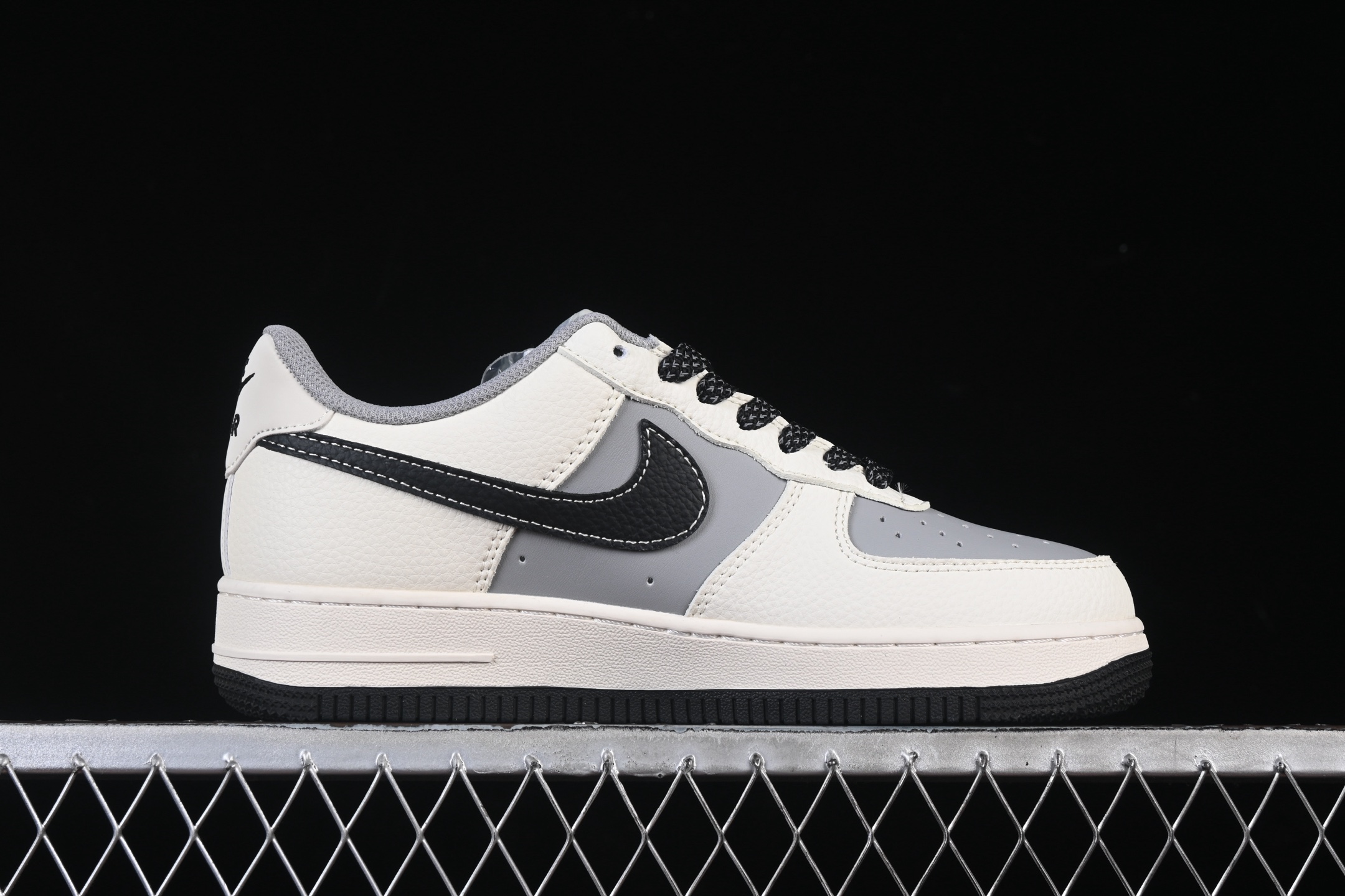 💰280纯原
 Nike Air Force 1'07 Low 斯图西联名 米黑灰拼接 空军一号低帮休闲板鞋 JS8028-017
#原楦头原纸板 原装鞋盒 定制五金配件 内置全掌气垫 原厂鞋底 
尺码：36 36.5 37.5 38 38.5 39 40 40.5 41 42 42.5 43 44 44.5 45 9.D4