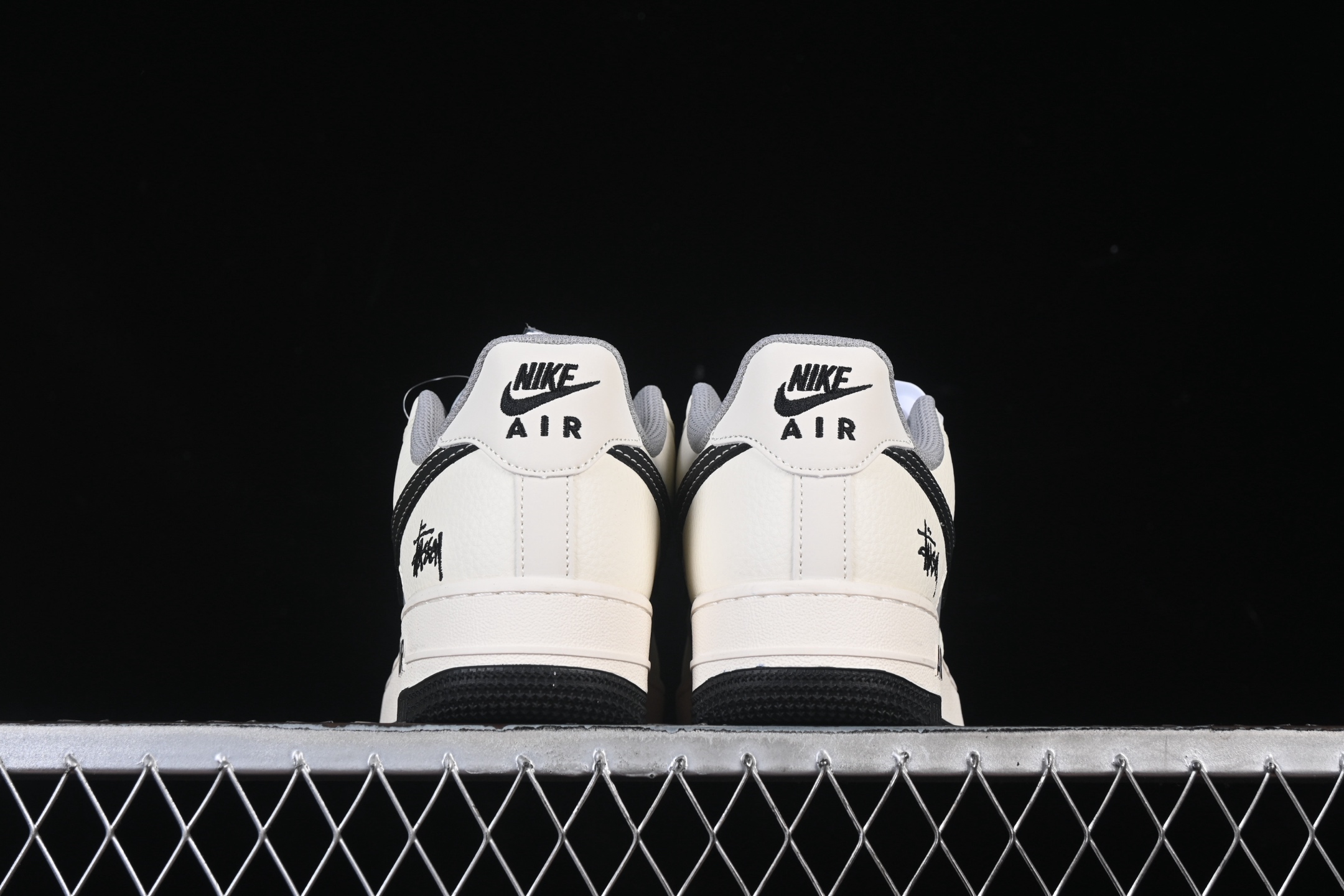 💰280纯原
 Nike Air Force 1'07 Low 斯图西联名 米黑灰拼接 空军一号低帮休闲板鞋 JS8028-017
#原楦头原纸板 原装鞋盒 定制五金配件 内置全掌气垫 原厂鞋底 
尺码：36 36.5 37.5 38 38.5 39 40 40.5 41 42 42.5 43 44 44.5 45 9.D4