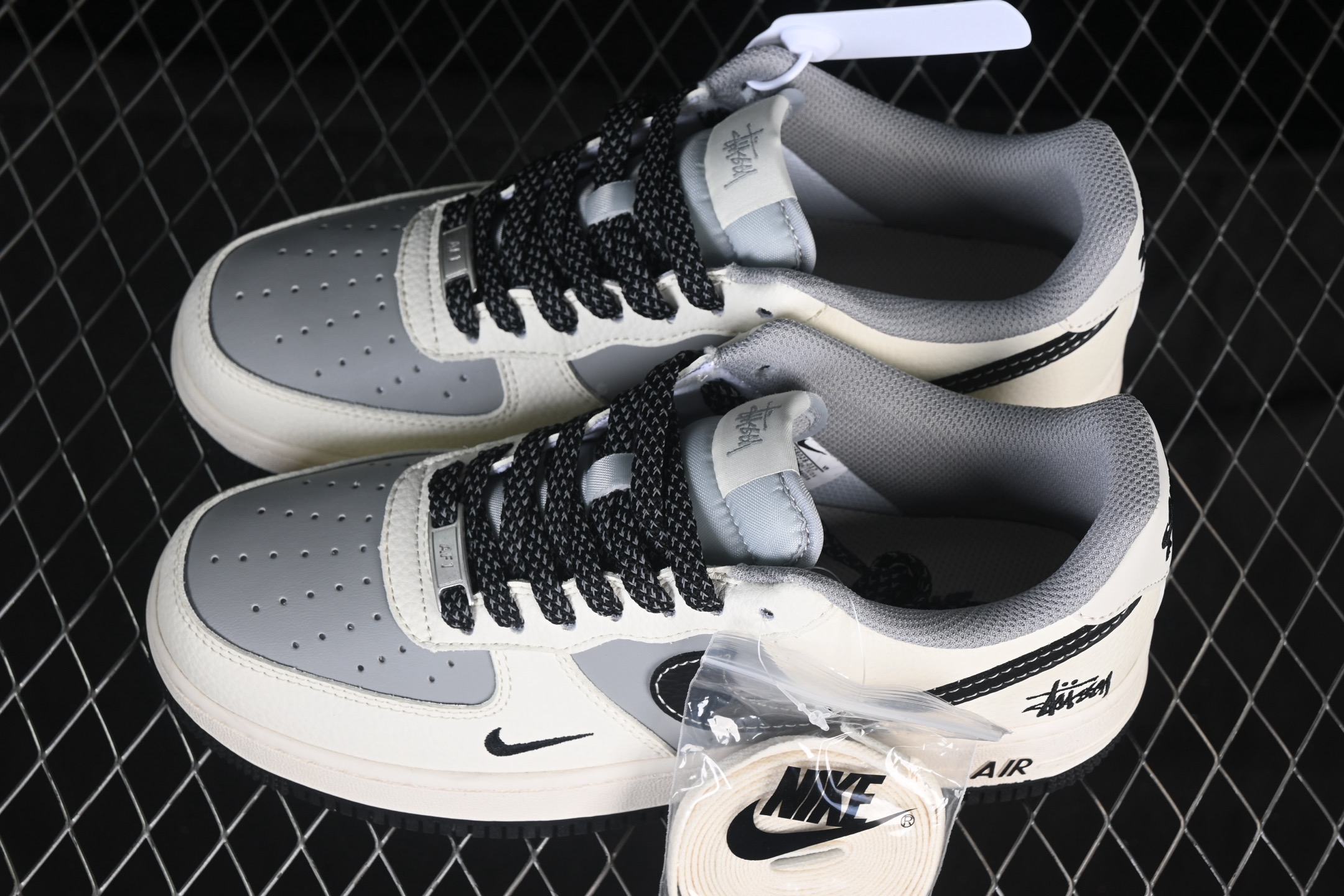 💰280纯原
 Nike Air Force 1'07 Low 斯图西联名 米黑灰拼接 空军一号低帮休闲板鞋 JS8028-017
#原楦头原纸板 原装鞋盒 定制五金配件 内置全掌气垫 原厂鞋底 
尺码：36 36.5 37.5 38 38.5 39 40 40.5 41 42 42.5 43 44 44.5 45 9.D4