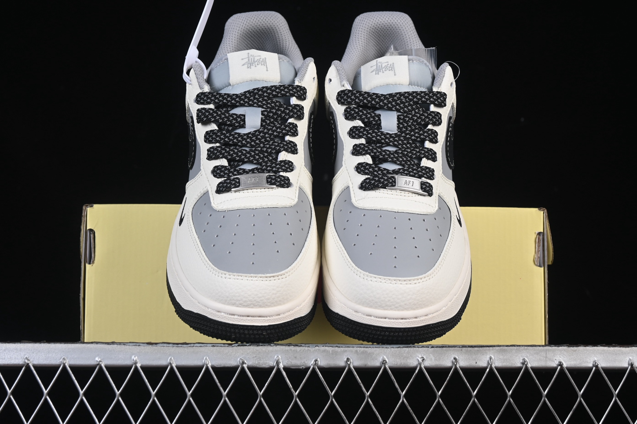 💰280纯原
 Nike Air Force 1'07 Low 斯图西联名 米黑灰拼接 空军一号低帮休闲板鞋 JS8028-017
#原楦头原纸板 原装鞋盒 定制五金配件 内置全掌气垫 原厂鞋底 
尺码：36 36.5 37.5 38 38.5 39 40 40.5 41 42 42.5 43 44 44.5 45 9.D4