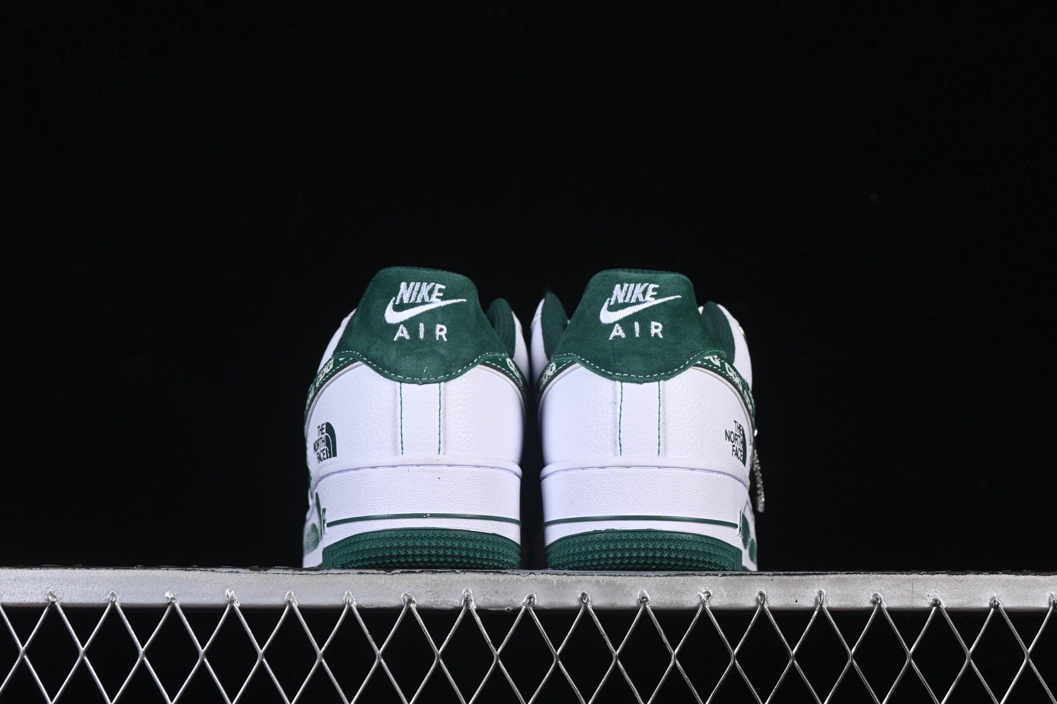 💰260公司级💰360纯原
 Nike Air Force 1'07 Low 北面联名 绿猪八翻毛 空军一号低帮休闲板鞋 SU2305-561
#原楦头原纸板 原装鞋盒 定制五金配件 内置全掌气垫 原厂鞋底 
尺码：36 36.5 37.5 38 38.5 39 40 40.5 41 42 42.5 43 44 44.5 45 9.D4