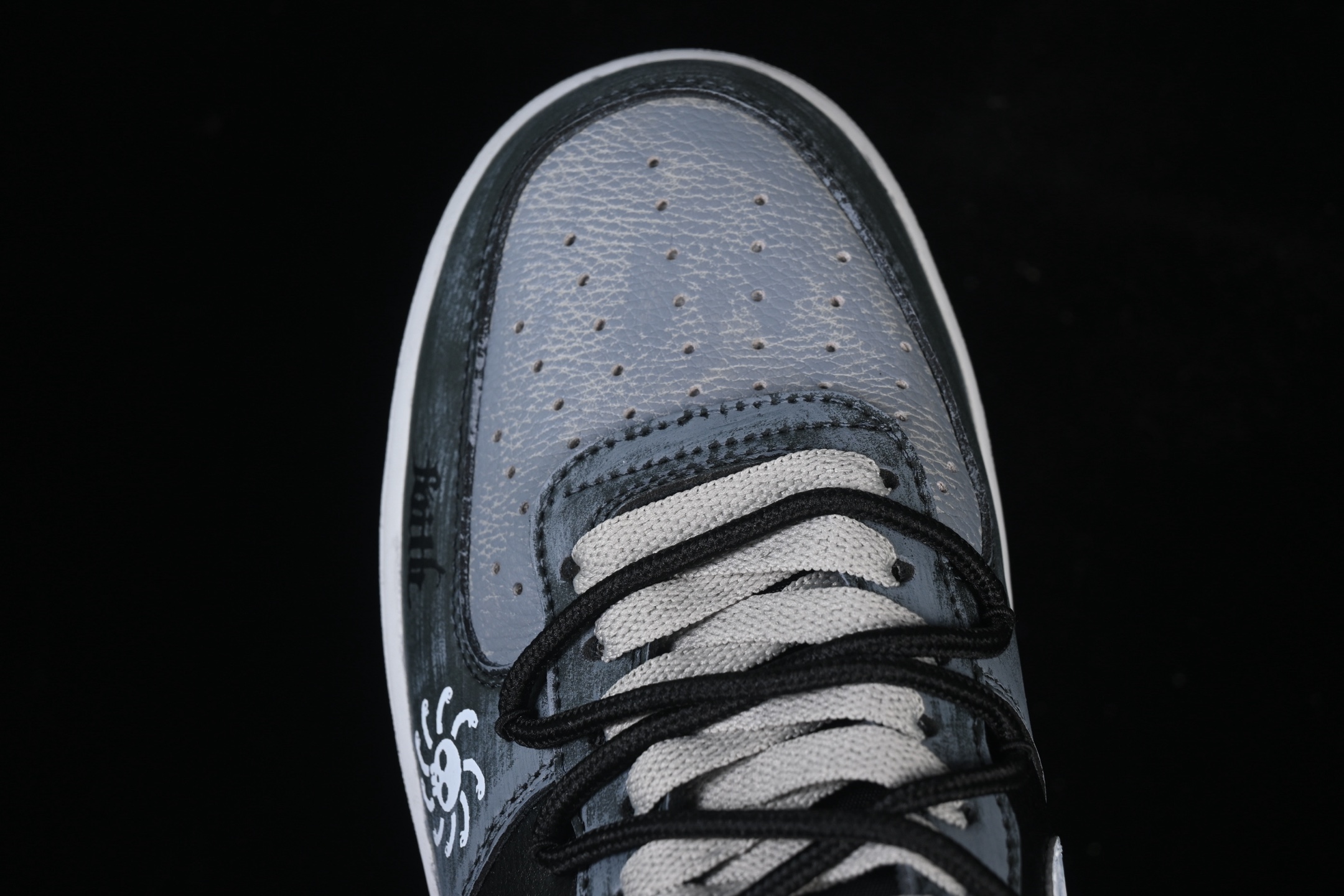 💰300纯原
 Nike Air Force 1'07 Low "Ink Stained Skeleton" 手绘涂鸦 墨痕骷髅 空军一号低帮休闲板鞋 CW6871-777
#鞋身以层次分明的灰白黑铺陈，像是被雾霭晕染的旧墙—鞋头的“Faith”暗纹藏着隐晦情绪，鞋侧那枚带触须的骷髅涂鸦，混着潦草笔迹的“when uou”，把叛逆气揉进了斑驳墨痕里。就连标志性的Swoosh都裹着做旧笔触，鞋底的“Air”标识也沾了灰调晕染，像是刚从街头涂鸦现场走出来
尺码：36 36.5 37.5 38 38.5 39 40 40.5 41 42 42.5 43 44 44.5 45 9.D4