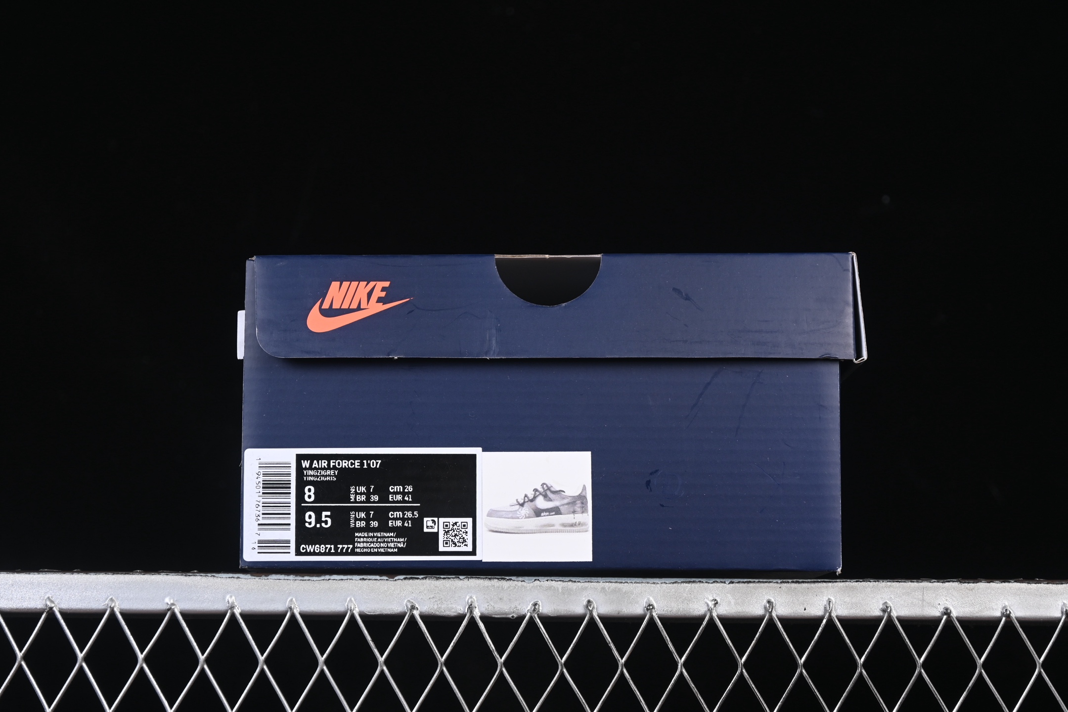 💰300纯原
 Nike Air Force 1'07 Low "Ink Stained Skeleton" 手绘涂鸦 墨痕骷髅 空军一号低帮休闲板鞋 CW6871-777
#鞋身以层次分明的灰白黑铺陈，像是被雾霭晕染的旧墙—鞋头的“Faith”暗纹藏着隐晦情绪，鞋侧那枚带触须的骷髅涂鸦，混着潦草笔迹的“when uou”，把叛逆气揉进了斑驳墨痕里。就连标志性的Swoosh都裹着做旧笔触，鞋底的“Air”标识也沾了灰调晕染，像是刚从街头涂鸦现场走出来
尺码：36 36.5 37.5 38 38.5 39 40 40.5 41 42 42.5 43 44 44.5 45 9.D4