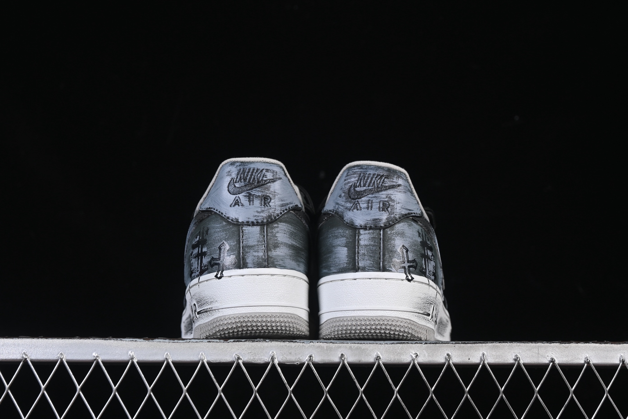 💰300纯原
 Nike Air Force 1'07 Low "Ink Stained Skeleton" 手绘涂鸦 墨痕骷髅 空军一号低帮休闲板鞋 CW6871-777
#鞋身以层次分明的灰白黑铺陈，像是被雾霭晕染的旧墙—鞋头的“Faith”暗纹藏着隐晦情绪，鞋侧那枚带触须的骷髅涂鸦，混着潦草笔迹的“when uou”，把叛逆气揉进了斑驳墨痕里。就连标志性的Swoosh都裹着做旧笔触，鞋底的“Air”标识也沾了灰调晕染，像是刚从街头涂鸦现场走出来
尺码：36 36.5 37.5 38 38.5 39 40 40.5 41 42 42.5 43 44 44.5 45 9.D4
