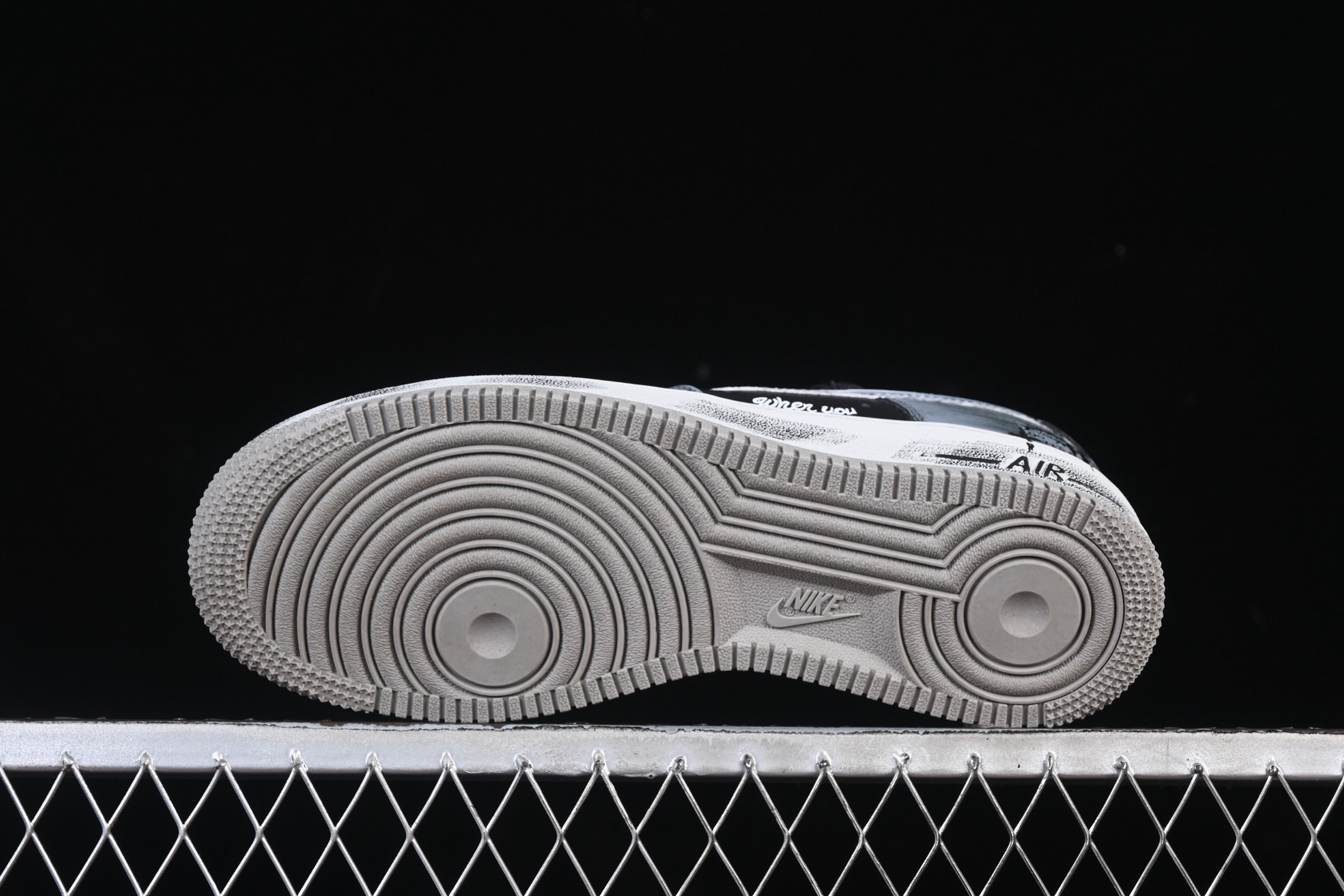 💰300纯原
 Nike Air Force 1'07 Low "Ink Stained Skeleton" 手绘涂鸦 墨痕骷髅 空军一号低帮休闲板鞋 CW6871-777
#鞋身以层次分明的灰白黑铺陈，像是被雾霭晕染的旧墙—鞋头的“Faith”暗纹藏着隐晦情绪，鞋侧那枚带触须的骷髅涂鸦，混着潦草笔迹的“when uou”，把叛逆气揉进了斑驳墨痕里。就连标志性的Swoosh都裹着做旧笔触，鞋底的“Air”标识也沾了灰调晕染，像是刚从街头涂鸦现场走出来
尺码：36 36.5 37.5 38 38.5 39 40 40.5 41 42 42.5 43 44 44.5 45 9.D4