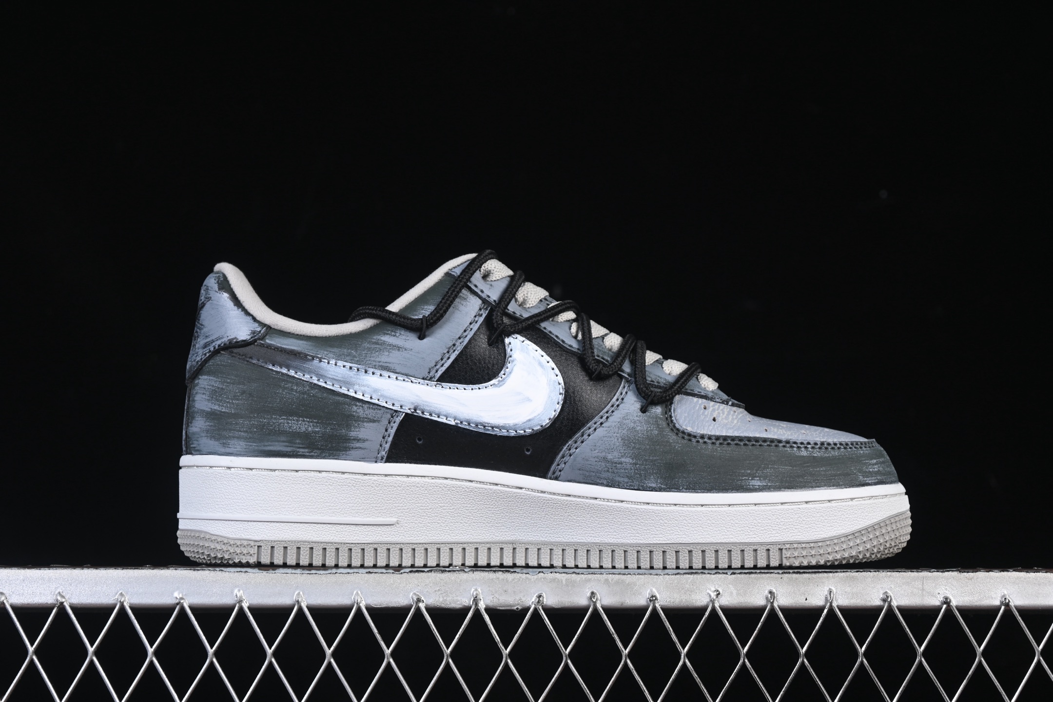 💰300纯原
 Nike Air Force 1'07 Low "Ink Stained Skeleton" 手绘涂鸦 墨痕骷髅 空军一号低帮休闲板鞋 CW6871-777
#鞋身以层次分明的灰白黑铺陈，像是被雾霭晕染的旧墙—鞋头的“Faith”暗纹藏着隐晦情绪，鞋侧那枚带触须的骷髅涂鸦，混着潦草笔迹的“when uou”，把叛逆气揉进了斑驳墨痕里。就连标志性的Swoosh都裹着做旧笔触，鞋底的“Air”标识也沾了灰调晕染，像是刚从街头涂鸦现场走出来
尺码：36 36.5 37.5 38 38.5 39 40 40.5 41 42 42.5 43 44 44.5 45 9.D4