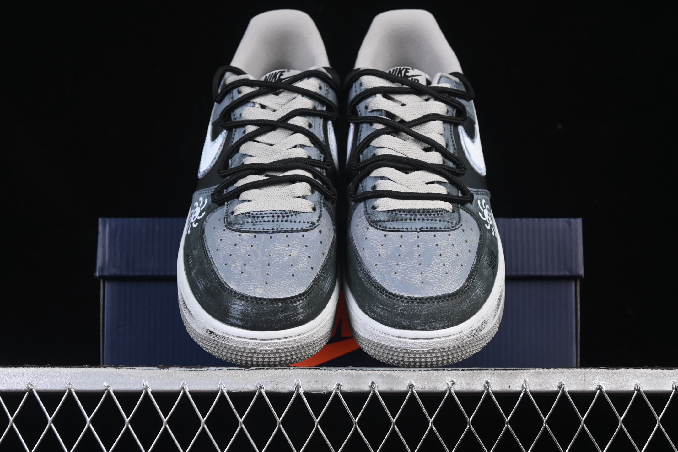 💰300纯原
 Nike Air Force 1'07 Low "Ink Stained Skeleton" 手绘涂鸦 墨痕骷髅 空军一号低帮休闲板鞋 CW6871-777
#鞋身以层次分明的灰白黑铺陈，像是被雾霭晕染的旧墙—鞋头的“Faith”暗纹藏着隐晦情绪，鞋侧那枚带触须的骷髅涂鸦，混着潦草笔迹的“when uou”，把叛逆气揉进了斑驳墨痕里。就连标志性的Swoosh都裹着做旧笔触，鞋底的“Air”标识也沾了灰调晕染，像是刚从街头涂鸦现场走出来
尺码：36 36.5 37.5 38 38.5 39 40 40.5 41 42 42.5 43 44 44.5 45 9.D4