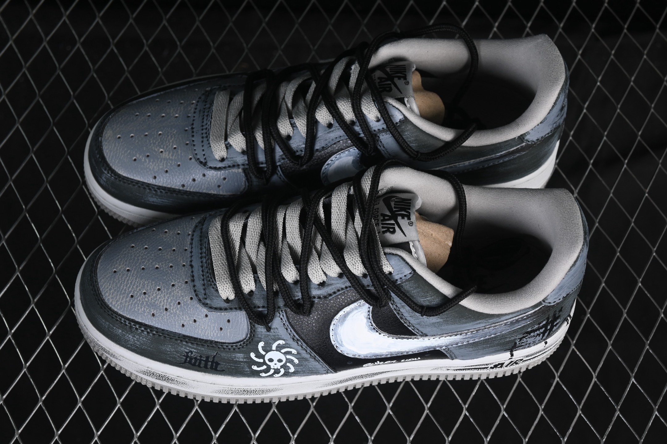 💰300纯原
 Nike Air Force 1'07 Low "Ink Stained Skeleton" 手绘涂鸦 墨痕骷髅 空军一号低帮休闲板鞋 CW6871-777
#鞋身以层次分明的灰白黑铺陈，像是被雾霭晕染的旧墙—鞋头的“Faith”暗纹藏着隐晦情绪，鞋侧那枚带触须的骷髅涂鸦，混着潦草笔迹的“when uou”，把叛逆气揉进了斑驳墨痕里。就连标志性的Swoosh都裹着做旧笔触，鞋底的“Air”标识也沾了灰调晕染，像是刚从街头涂鸦现场走出来
尺码：36 36.5 37.5 38 38.5 39 40 40.5 41 42 42.5 43 44 44.5 45 9.D4