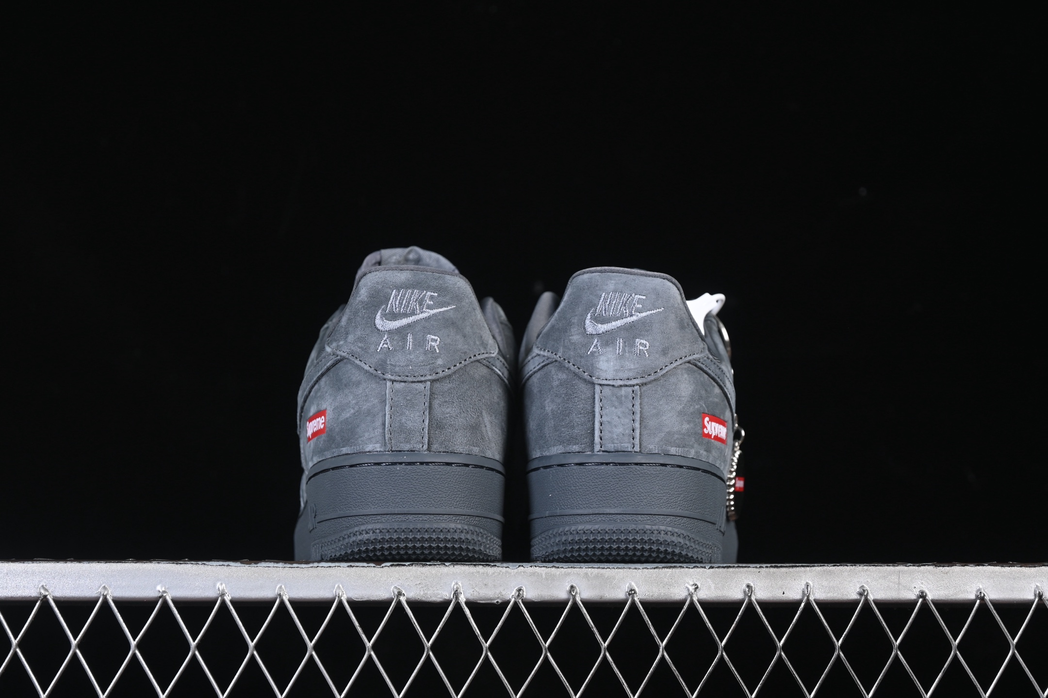 💰280纯原
 Nike Air Force 1'07 Low Supreme联名 全猪八 空军一号低帮休闲板鞋 DF0188-115
#原楦头原纸板 原装鞋盒 定制五金配件 内置全掌气垫 原厂鞋底
尺码：36 36.5 37.5 38 38.5 39 40 40.5 41 42 42.5 43 44 44.5 45 9.D4