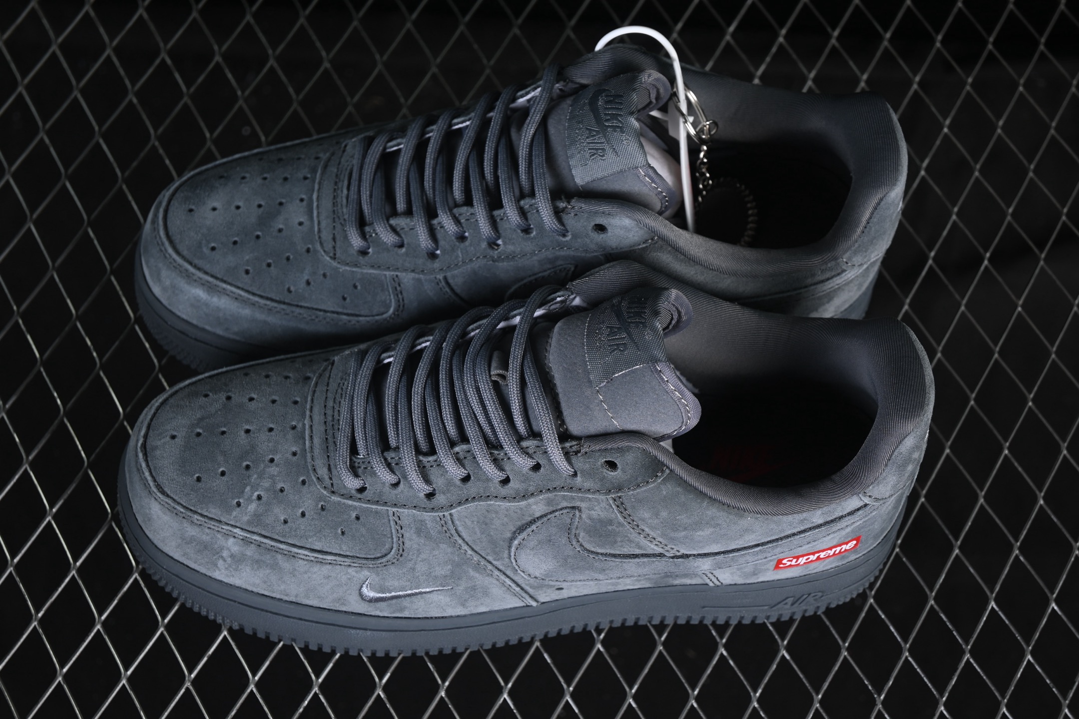 💰280纯原
 Nike Air Force 1'07 Low Supreme联名 全猪八 空军一号低帮休闲板鞋 DF0188-115
#原楦头原纸板 原装鞋盒 定制五金配件 内置全掌气垫 原厂鞋底
尺码：36 36.5 37.5 38 38.5 39 40 40.5 41 42 42.5 43 44 44.5 45 9.D4