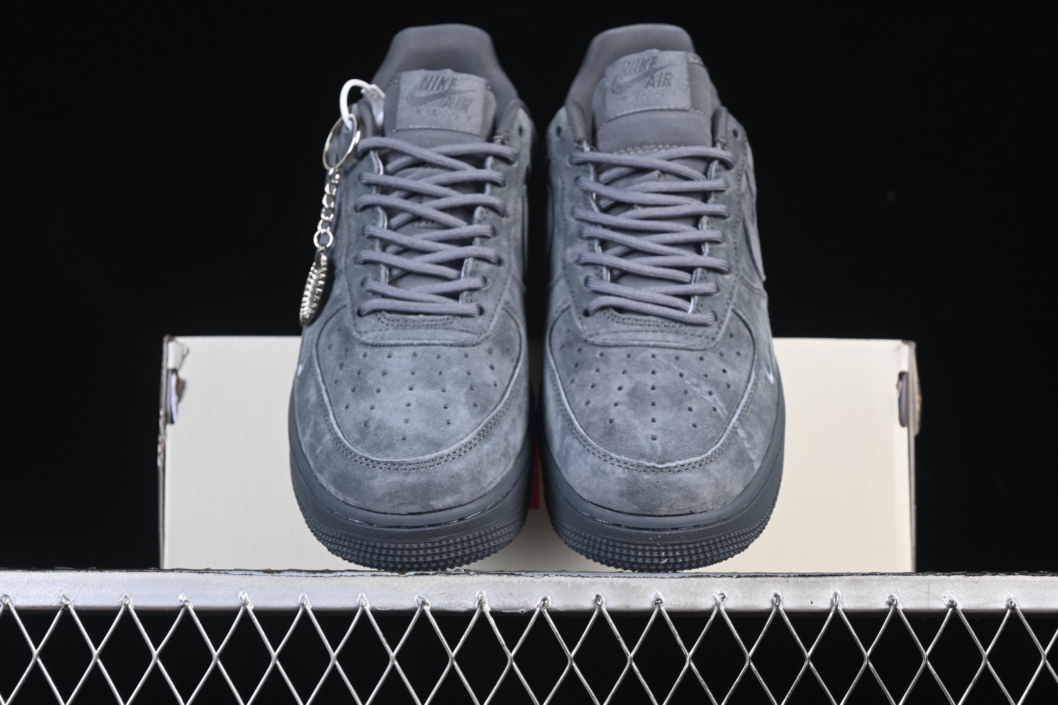 💰280纯原
 Nike Air Force 1'07 Low Supreme联名 全猪八 空军一号低帮休闲板鞋 DF0188-115
#原楦头原纸板 原装鞋盒 定制五金配件 内置全掌气垫 原厂鞋底
尺码：36 36.5 37.5 38 38.5 39 40 40.5 41 42 42.5 43 44 44.5 45 9.D4