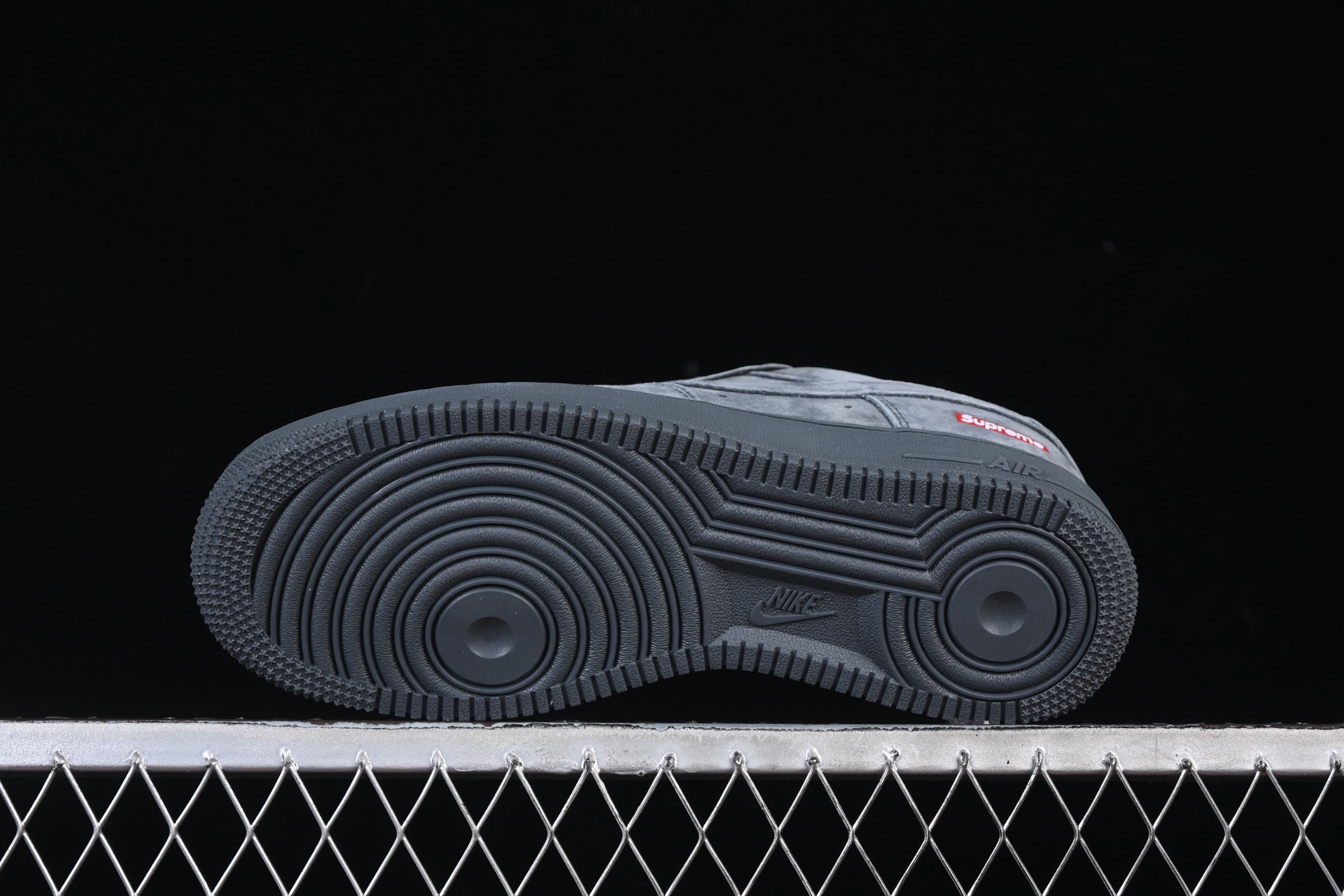 💰280纯原
 Nike Air Force 1'07 Low Supreme联名 全猪八 空军一号低帮休闲板鞋 DF0188-115
#原楦头原纸板 原装鞋盒 定制五金配件 内置全掌气垫 原厂鞋底
尺码：36 36.5 37.5 38 38.5 39 40 40.5 41 42 42.5 43 44 44.5 45 9.D4