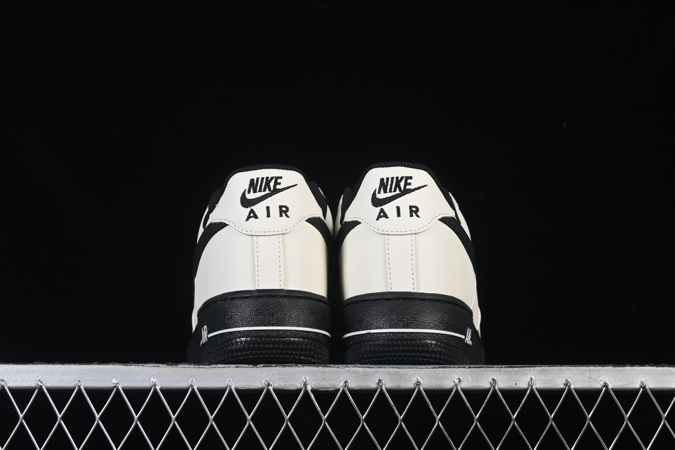 💰300纯原
Nike Air Force 1'07 Low 二次元主题 米黑 空军一号低帮休闲板鞋 ZH0316-143
#定制皮料 原厂3D打印 定制鞋盒 原楦原纸板 纯正空军版型 内置全掌气垫
尺码：36 36.5 37.5 38 38.5 39 40 40.5 41 42 42.5 43 44 44.5 45 9.D4